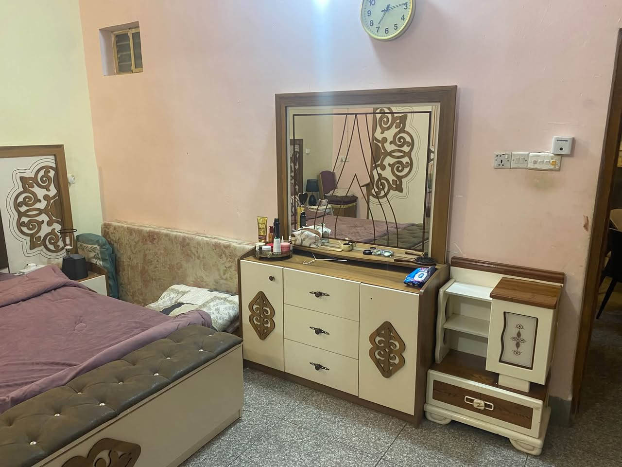 غرفه اخشاب  تكمه 8 قطع مع ميزز  بلازمه استدخدام كلش قليل مكاني بلد
سعر الغرفه  750 وبيه مجال قليل 

والميز ب١٢٥   

***********
