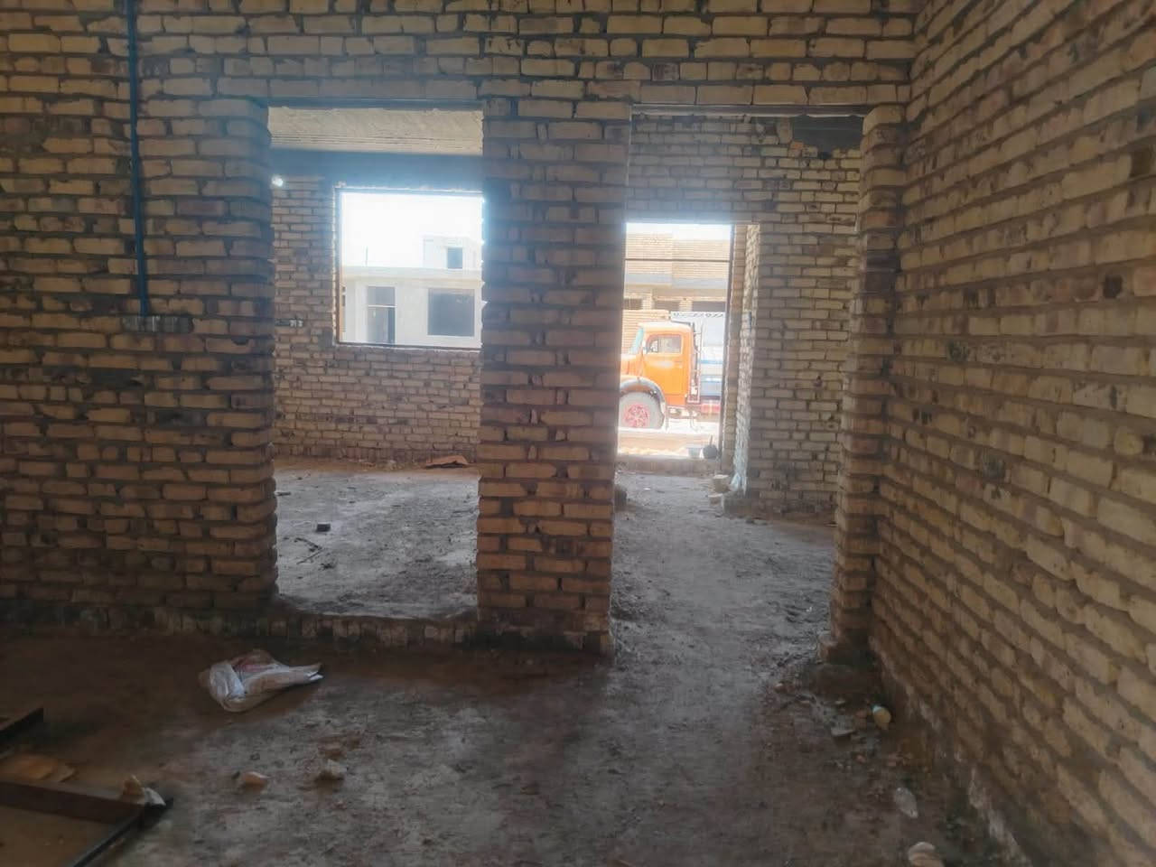 🏡 بيت هيكل للبيع مطلوب عقاري  – مجمع الرحمان/ حي الزهور

فرصة مميزة لامتلاك بيت هيكل بموقع جيد في مجمع الرحمن – حي الزهور.

📐 المساحة: 200 م²

🛏️ التقسيم:

* غرفتان

* براني

* صالة

* مطبخ حار وبارد

* حمامات

* طارمة كبيرة

💰 السعر: مناسب وقابل للتفاوض مع الجادين.

📞 للاستفسار والمعاينة، يرجى التواصل على الخاص أو الاتصال على الرقم: (***********
