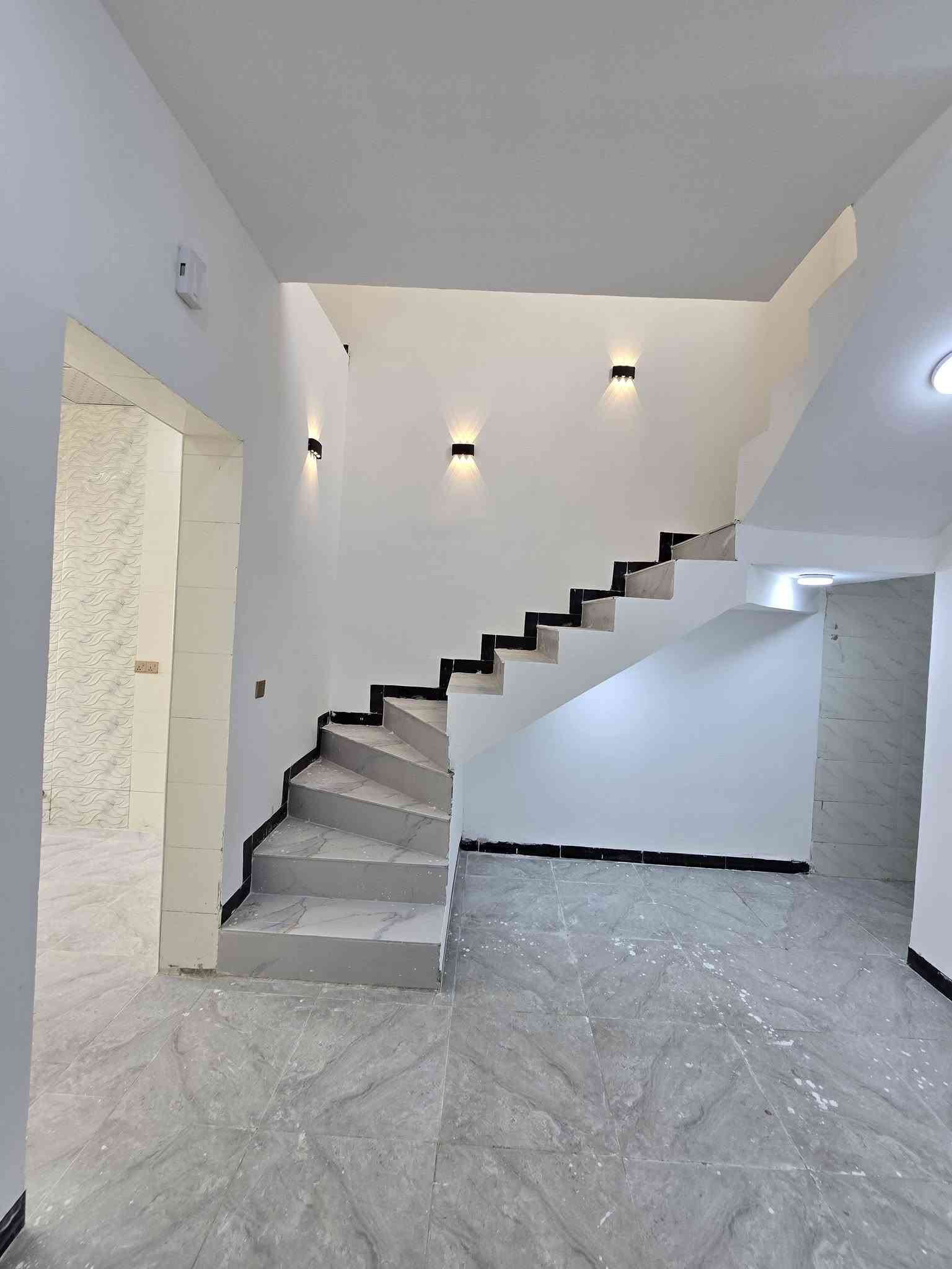 بيت عدد 2 للبيع 
جديد للبيع – جاهز للسكن الفوري! 🏡✨
​فرصة للاستثمار أو السكن العائلي الراقي في موقع مميز وهادئ.
​📍 الموقع: [حي الجامعه نهايت شارع ٢٠ ]
📐 المساحة: 115 متر مربع
🏗️ حالة البناء: بناء حديث (تشطيب سوبر ديلوكس)
​مواصفات الدار:
​غرف نوم واسعة بتصميم عصري عدد ٢ 
​صالة  مفتوحة بإضاءة حديثة
استقبال كبير وواسع 
​مطبخ مجهز ومستقل
​خدمات ومنافع متكاملة
📜 الملكية: [طابو زراعي سند ٢٥ مشمول بالتمليك ]
​📞 للتواصل والمعاينة مباشرة: مكتب علي كتاب للعقار والمقاولات العامه .حي الجامعه منتصف شارع 20 
💬 واتساب مباشرة: [*********** ]
