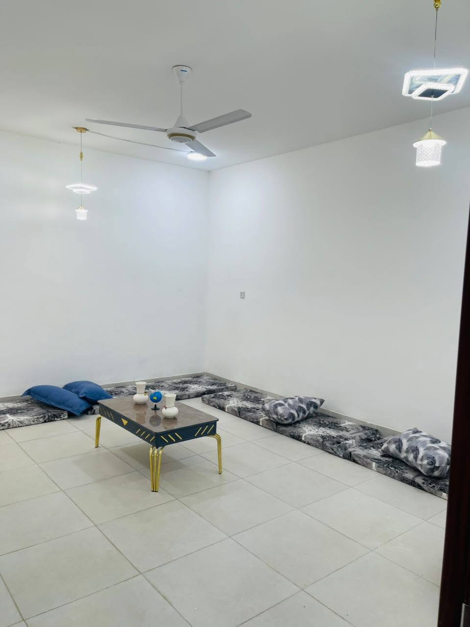 بيت للإيجار في مجمع الزهور السكني
🔹 البيت مؤثث بالكامل
🔹 جاهز للسكن فوراً
📍 الموقع: مجمع الزهور السكني – خلف جامعة السراج 
💰 الإيجار: يُحدد عند التواصل
📞 للاستفسار والتفاصيل: مراسلة الصفحة أو الرقم ***********.
