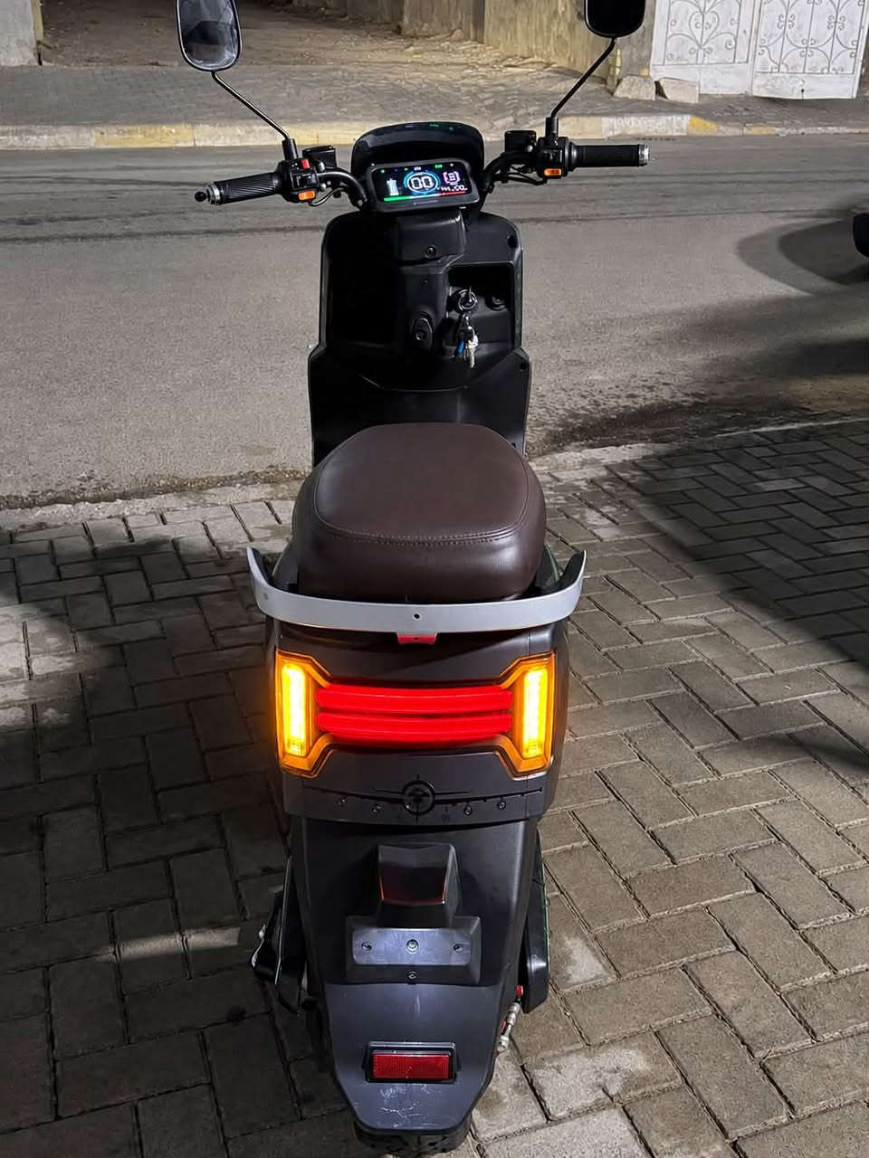 � للبيع دراجة كهربائية الجوهره
العنوان: بغداد العبيدي 📍

السعر خاص :***********

6 بطاريات 🔋 

دراجة كهربائية نظيفة ومرتبة، استخدام خفيف وحالتها واضحة بالصور.

🔹 اللون: رصاصي غامق / أسود
🔹 محرك كهربائي
🔹 شاشة رقمية ملونة
🔹 إنارة LED أمامية وخلفية
🔹 إشارات يمين ويسار
🔹 مرايات جانبية
🔹 فرامل ديسك أمامية
🔹 كرسي مريح بني
🔹 مسند خلفي للراكب
🔹 أرضية واسعة ومضادة للانزلاق
🔹 ستاند جانبي وستاند وسطي
🔹 الإطارات بحالة جيد
