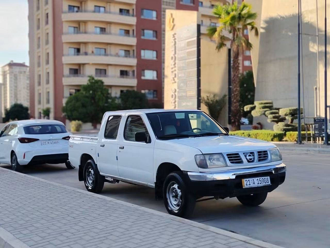 نیسان پیکاب ٢٠٠٠
یەک پارچەی بۆیاخە تەبرید و پاوەرە 
هەیکەلی زۆر جوانو بەرزە لەچاو نیسانی ترا
سەنەوی تا ٢٠٣١ تازەیە بەناوی خۆمەوە تەحویل بەشەرت 
نرخی ٧٥ گەڵاو مەجالێکی کەم
شوێن سلێمانی
***********
