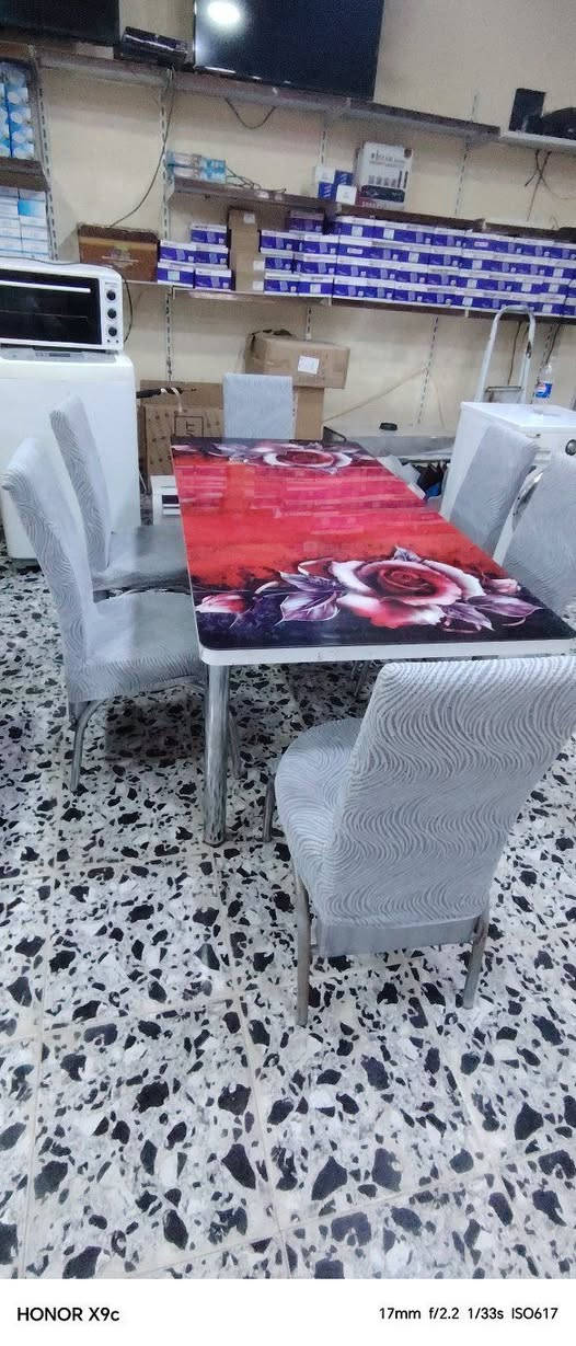 ميز طعام مع ٦ كراسي السعر ٧٥ الف العنوان خانقين بانميل ***********
