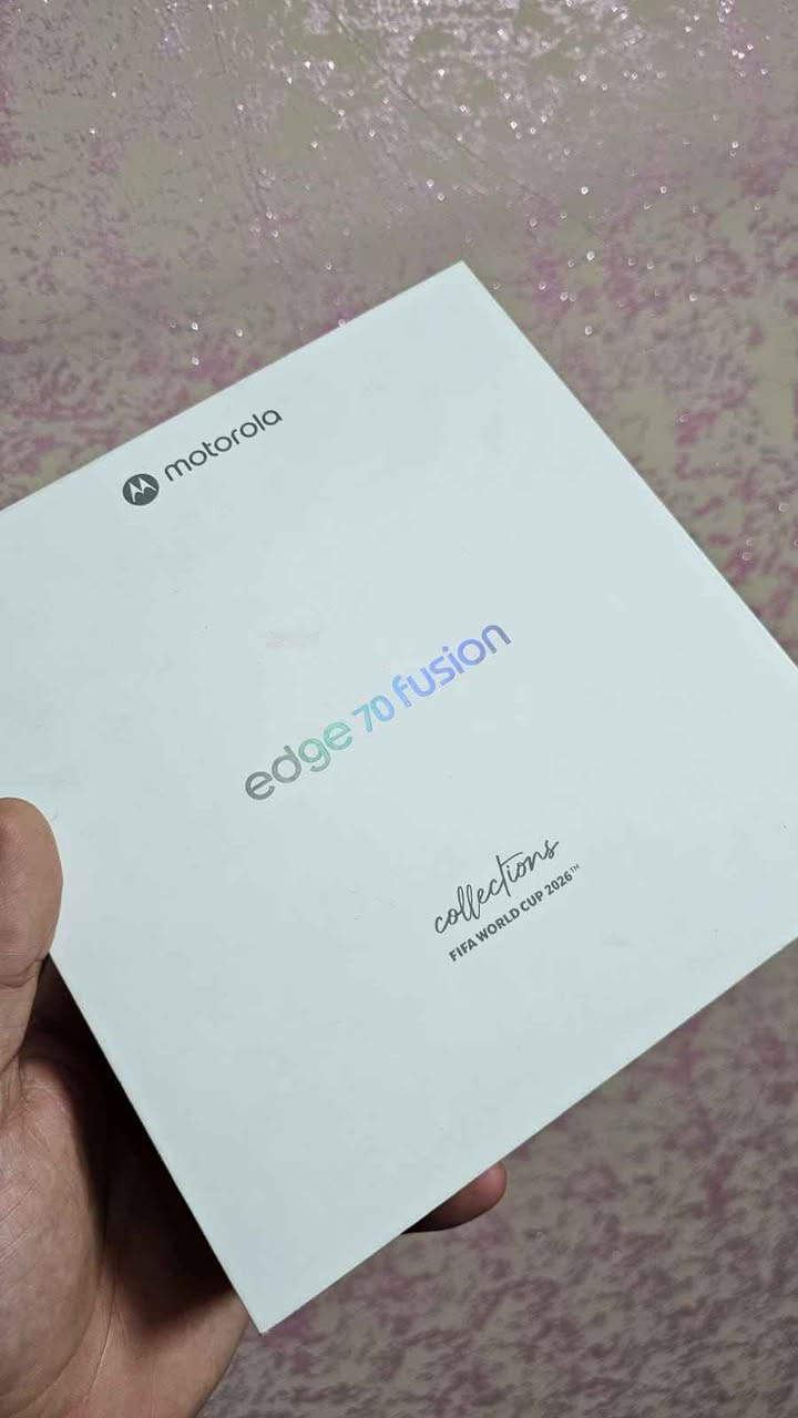 📱 للبيع: موترولا ايدج 70 فيوجن - نسخة كأس العالم (motorola edge 70 fusion - World Cup Edition)  
الجهاز بحالة ممتازة جداً واستخدام بسيط جداً، بطارية شبه جديدة!
🔹 مواصفات الهاتف التفصيلية:
النسخة: نسخة كأس العالم المتميزة (World Cup Edition).
الذاكرة والتخزين: ذاكرة عشوائية (RAM) 12 جيجابايت / مساحة تخزين 256 جيجابايت.  
الشاشة: دقة عالية 2772×1272 تردد 144Hz لسلاسة فائقة في الألعاب والتصفح.  
البطارية والشحن: سعة 5200 مللي أمبير مع دعم الشحن السريع، نسبة صحة البطارية 100% (عدد دورات الشحن الكاملة 15 دورة فقط، تاريخ أول استخدام 18 تموز 2026).  
الكاميرات:
الأمامية: 32 ميجابكسل  
الخلفية: 50 ميجابكسل + 13 ميجابكسل  
النظام: أندرويد 16 (Android 16).  
الشريحة: يدعم شريحتي اتصال (Dual SIM).  
الملحقات: الملحقات الكاملة متوفرة مع الجهاز (الباكيت والشاحن الأصلي والسماعات من انكر).
📍 المكان: بغداد.
❌ التوصيل: لا يوجد توصيل (الاستلام والتسليم يدوي فقط).
💰 السعر: (أضف السعر المطلوب هنا)
📞 للتواصل والاستفسار: يرجى المراسلة على الخاص أو الاتصال على الرقم: (***********) بغداد, العراق
