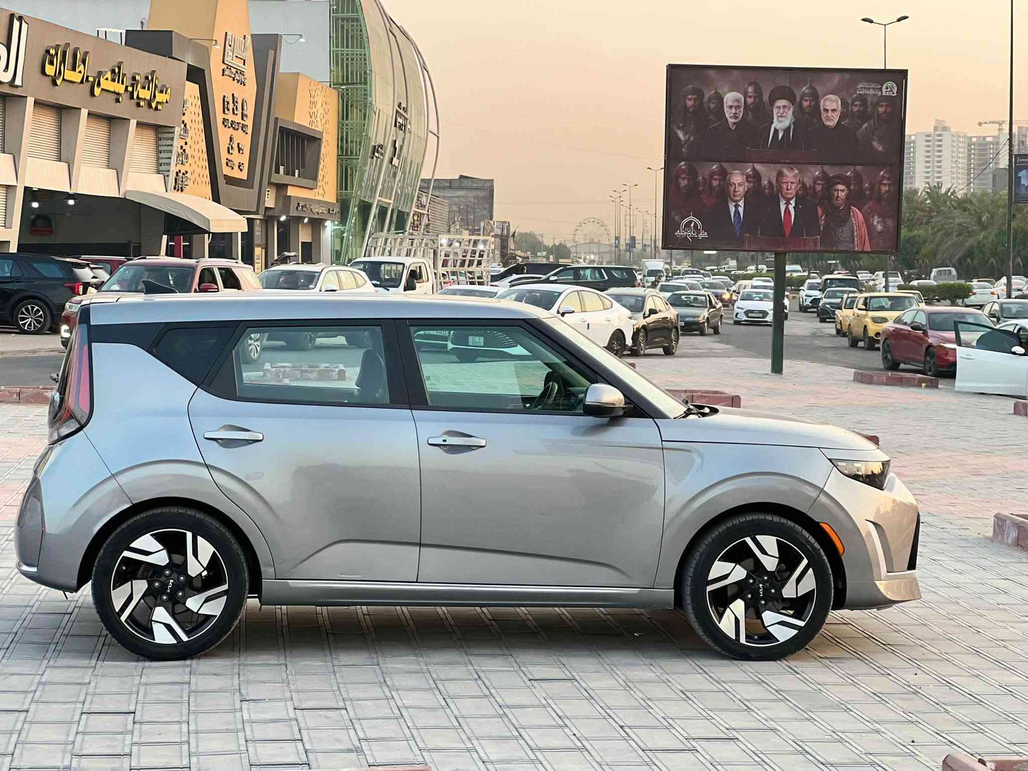 يالله
سيارة كيا سول (Kia Soul) موديل 2023 فئة GT-Line:
1. المحرك والأداء
 المحرك: 4 أسطوانات (I4) تنفس طبيعي بسعة 2.0 ليتر (\bm{2.0\text{L}}).
 القوة الصافية: 147 حصان عند 6,200 دورة/دقيقة.
 عزم الدوران: 132 رطل-قدم (179 نيوتن.متر) عند 4,500 دورة/دقيقة.
 ناقل الحركة: أوتوماتيكي متغيّر باستمرار ذكي (IVT / CVT).
 نظام الدفع: أمامي (FWD).
2. التصميم الخارجي والقطع الخاصة بـ GT-Line
 المقدمة والشبك: شبك أمامي رياضي كبير بلون أسود مع لمسات كروم رياضية وشعار كيا الجديد.
 العجلات (الجنوط): ألمنيوم رياضية قياس 18 بوصة بتصميم محدد لفئة GT-Line.
 المصدات: صدامات أمامي وخلفي بتصميم رياضي مع مخرج عادم خلفي كروم في الوسط.
 الإضاءة: مصابيح أمامية وخلفية بتصميم حديث مع إضاءة نهارية LED.
3. المقصورة والتكنولوجيا
 الشاشة الترفيهية: شاشة لمس مقاس 10.25 بوصة تدعم Apple CarPlay و Android Auto ونظام ملاحة.
 عجلة القيادة: عجلة قيادة رياضية بقاع مسطح (D-Cut) مكسوة بالجلد مع شعار GT-Line وتطريزات مميزة.
 المقاعد: مزيج بين الجلد والمقماش الرياضي مع تطريزات متباينة.
 النظام الصوتي: نظام صوتي ممتاز (متوفر بتجهيزات Harman Kardon في بعض الفئات العالية).
 الميزات: شاحن لاسلكي للهواتف، فتحة سقف كهربائية، ونظام تكييف أوتوماتيكي مزدوج المناطق.
4. أنظمة الأمان والمساعدة
 نظام التحذير من التصادم الأمامي مع فرملة الطوارئ الذاتية (FCA).
 نظام الحفاظ على المسار والتنبيه عند الخروج منه (LKA / LFA).
 نظام مراقبة النقاط الكوراء (BCA) والتحذير من حركة المرور الخلفية (RCCA).
 مثبت سرعة ذكي متكيف.
 كاميرا خلفية مع حساسات ركن.
السعر 145$ مجال بسيط
مكاني بغداد شارع الربيع
