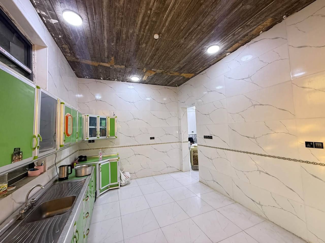 دار سكن للبيع مجمع البيادر طابو صرف بسعر مناسب 

مساحه ٢٠٠ متر 

غرفتين وصاله واستقبال ومطبخ وصحيات 

البيت حر غير مطلوب اي قرض. 

‭***********
