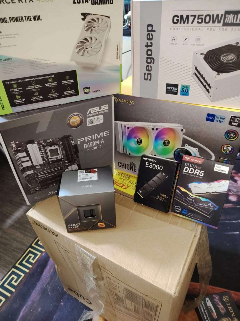 كرت الشاشة:.. 8G. RTX 4060 —  أبيض، Zotac Gaming
المذربورد: ASUS PRIME B650M-A CSM
المعالج:AMD Ryzen 5 8500G
الرام: T-Force Delta DDR5 — 32GB 5600MHz
5.M.2..1000g+500+250
التبريد المائي: GAMDIAS CHIONE — راديتر 240mm
مزود الطاقة: Segotep GM750W — 750W Fully Modular
الكيس: GAMDIAS —  RGB / Aura Sync / ARGB
+شاشه من شركه 180هرتز AOC +2k 

للتواصل والاستفسار   ***********

نص مكتوب في الصور:
- OBS Studio GameLoop RedM Steam Discord Rockstar Games ... TurboVPN
- Settings
- ammar liu
- Amar12462@gmail.com
- Find a setting
- Home
- System
- Bluetooth & devices
- Network & internet
- Personalization
- Apps
- Accounts
- Time & language
- Gaming
- Accessibility
- Privacy & security
- Windows Update
- System > About
- DESKTOP-CNFJMMV
- System Product Name
- Rename this PC
- Device specifications
- Copy
- Device name
- Processor
- AMD Ryzen 5 8500G w/ Radeon 740M Graphics
- 3.55 GHz
- Installed RAM
- 32.0 GB (31.2 GB usable)
- Device ID
- 47E4D331-0A9C-4155-99E2-284815CAA0B7
- Product ID
- 00330-80000-00000-AA877
- System type
- 64-bit operating system, x64-based processor
- Pen and touch
- No pen or touch input is available for this display
- Related links
- Domain or workgroup
- System protection
- Advanced system settings
- Windows specifications
- Edition
- Windows 11 Pro
- Version
- 24H2
- Installed on
- 1/14/2025
- OS build
- 26100.3037
- Experience
- Windows Feature Experience Pack 1000.26100.48.0
- Microsoft Services Agreement
- Microsoft Software License Terms
- Search
- NVIDIA Control Panel File Edit Desktop 3D Settings Help Back Select a Task... 3D Settings Adjust image settings with preview Manage 3D settings Configure Surround, PhysX Display Change resolution Adjust desktop color settings Rotate display View HDCP status Set up digital audio Adjust desktop size and position Set up G-SYNC Set up multiple displays Video Adjust video color settings Adjust video image settings NVIDIA CONTROL PANEL Game Ready Driver Version 560.94 NVIDIA GeForce RTX 4060