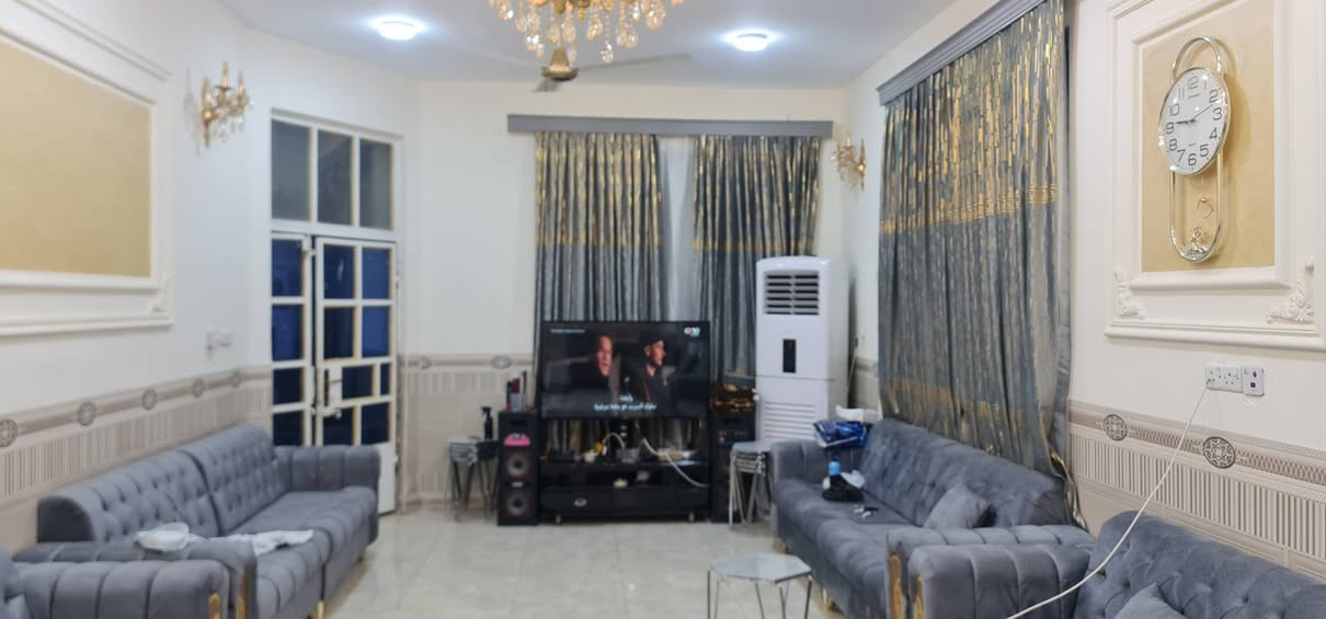 #دار-للبيع
بيت ركن على شارعين المساحة (( 700 متر )) طابو زراعي سند 25 الواجهه 18 متر والنزال 40 متر يحتوي على حديقة اكثر من 200 متر… گراج يتسع لثلاث سيارات

 الاساس كونكريت مسلح والبناء بلوك درجة اولى حد الشبابيك والبوب ويربطها رباط كونكريت مسلح والسقف عگاده وسطح البيت مغطى بمادة الايزوكام اظافة الى الدنگ والطارمه كونكريت 

استقبال (9 * 4) 

(2) غرفة نوم (5 * 4)

صالة طعام (5 * 4)

صاله معيشة (12 * 4)

مطبخ جدران سيراميك وسقف ثانوي (6 * 4)

كل ارضية البيت رفت ومن ثم بورسلين لكل ارضية البيت لون موحد وكل جدران البيت من الداخل سيراميك بارتفاع متر و20 سم لون موحد

الدرج كونكريت … 

صحيات داخليه وخارجيه سقف كونكريت 

ممر حول البيت ومساحة الترك الخلفي  (15 * 4)

ملاحظه// سعر البيت مع الاثاث غرفة نوم تركي جديدة موظحه بالصور جلسة ديوان 18 متر و 4 سبلت 2 كنتوري و2 جداري مع 2 گيزر و2 تانكي ابو الالف لتر… ويختلف اذا بدون آثاث… ؟

العنوان… بابل… الحمزة الغربي…  المعاره طريق الزوار قرب بيت المختار ابو عقيل…  بيع مستعجل وللاستفسار الاتصال بصاحب الدار   *********** واتساب. …  ***********
