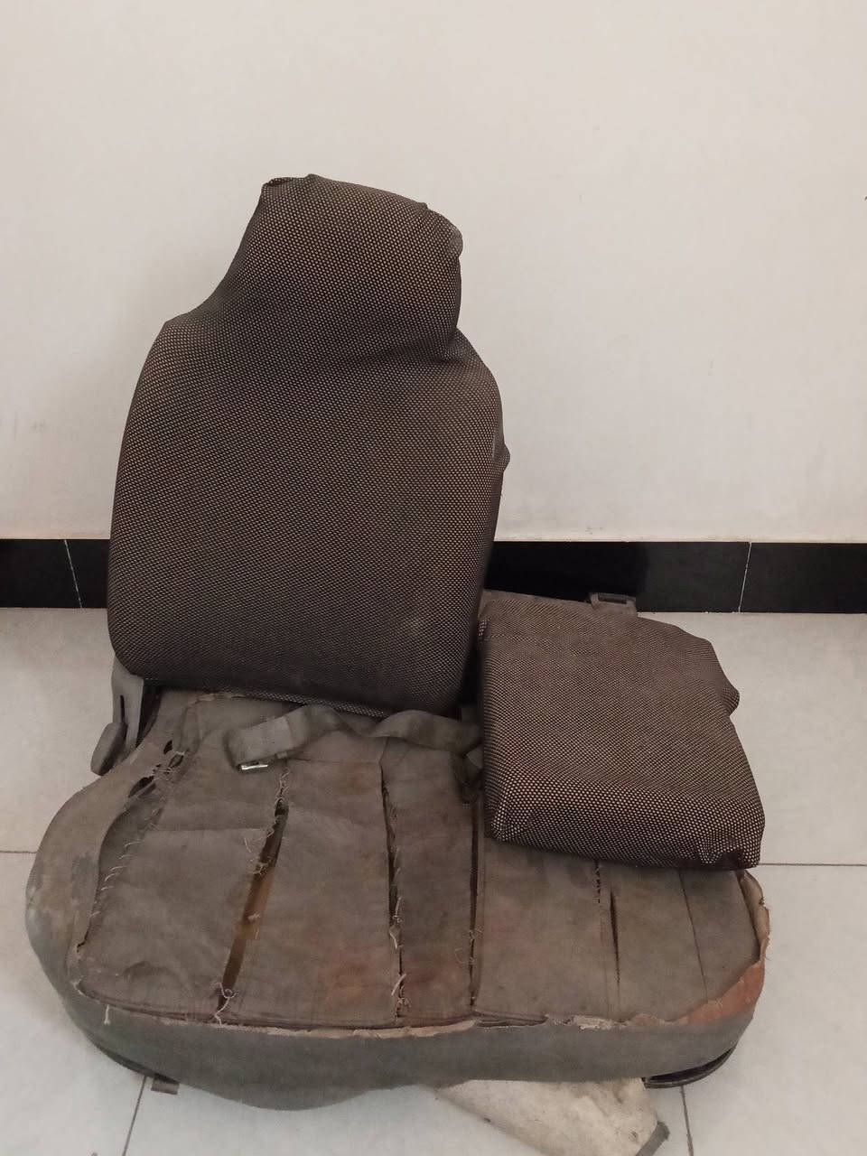 سلام عليكم كشنات بريجو البيع تخم كامل جلد مغلفات قماش كشنات نضيفه بس القمبورة شوفت عينك يرادلها دوشه الاتصال ***********
