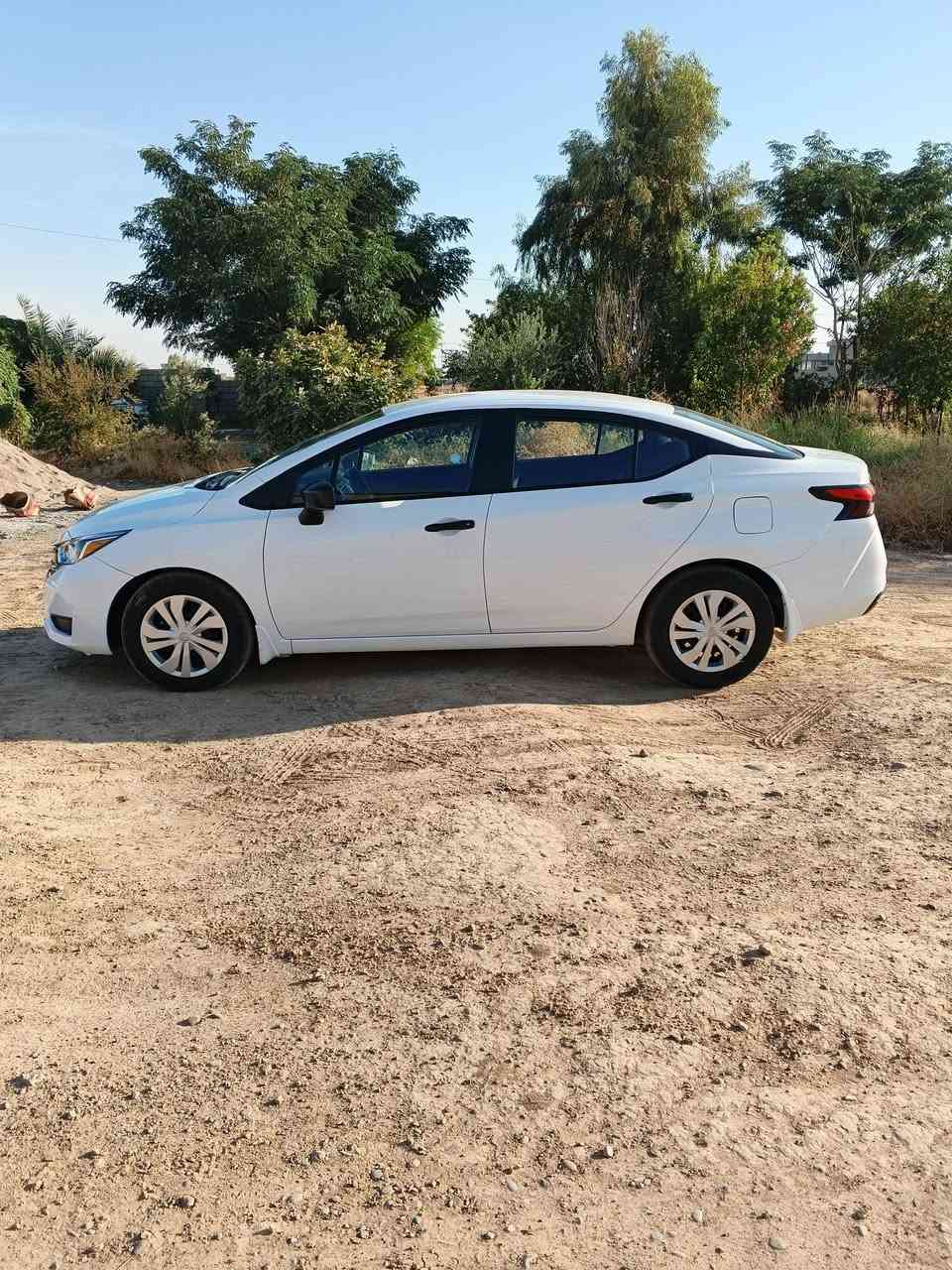 نيسان فيرسا • ٢٠٢٥ • ابيض