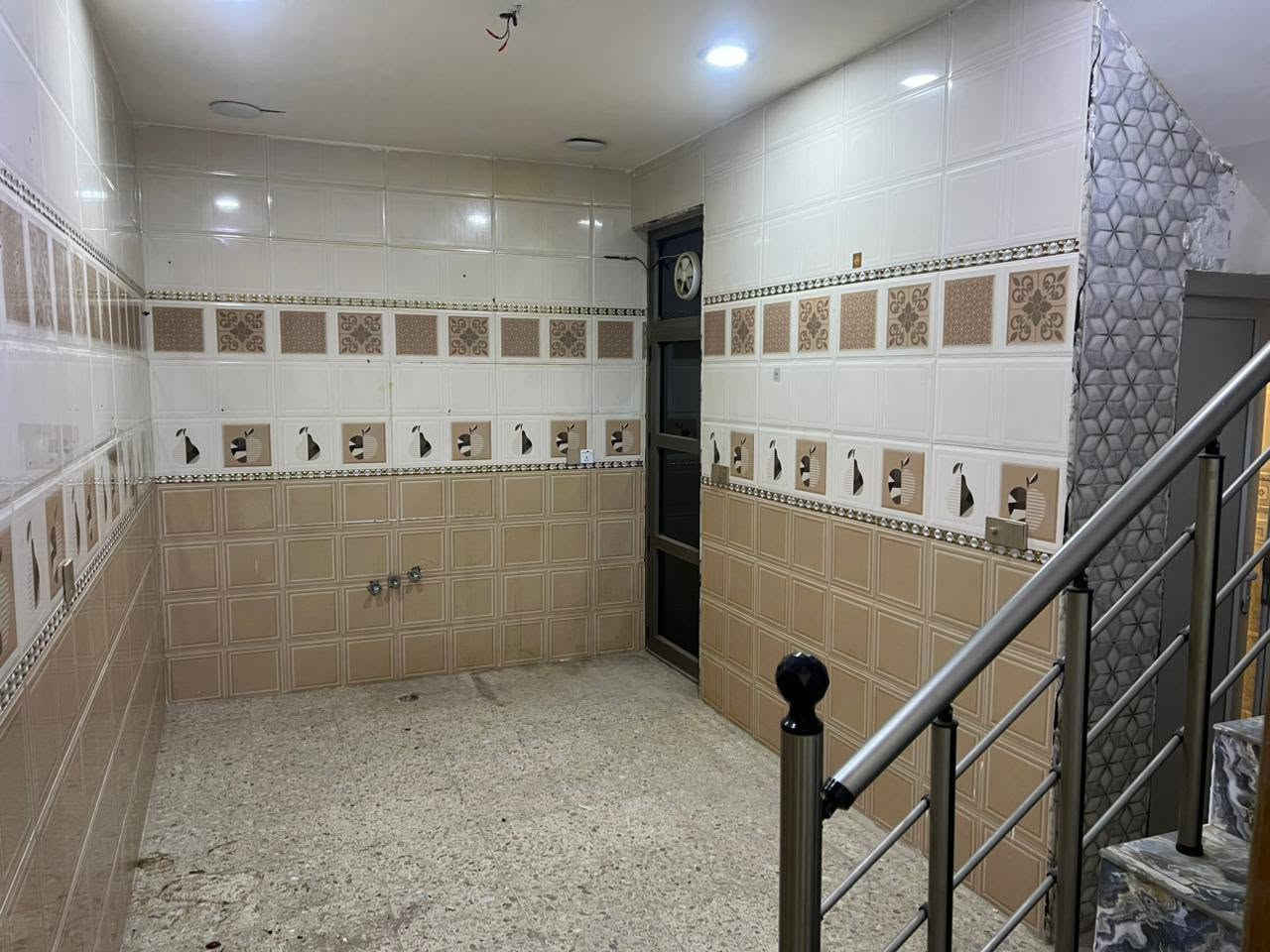 السلام عليكم بيت لليجار المساحة 50متر في مجمع السلطان الأول بيت كامل يحتوي على صالة ومطبخ في الطابق الأول وغرفتين نوم في الطابق الثاني وغرفة او مخزن في الطابق الثالث   اتصال على الرقم ***********
