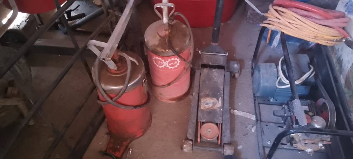 السلام عليكم عندي غراض مال بنجرجي محل كامل كوبريسر وخالعه وربات 4مترات ميوزه عدد3العرض3امتار الطول مترتين+دريل مضغة غسل +عدت دريلات شحن +دريل هواء+چك 3طن+مدگات عدد2+باتري مولد+صوندات هواء+كيچ هواء عدد3+مولد كيا 
السعر خاص اتصل على الرقم 
***********
