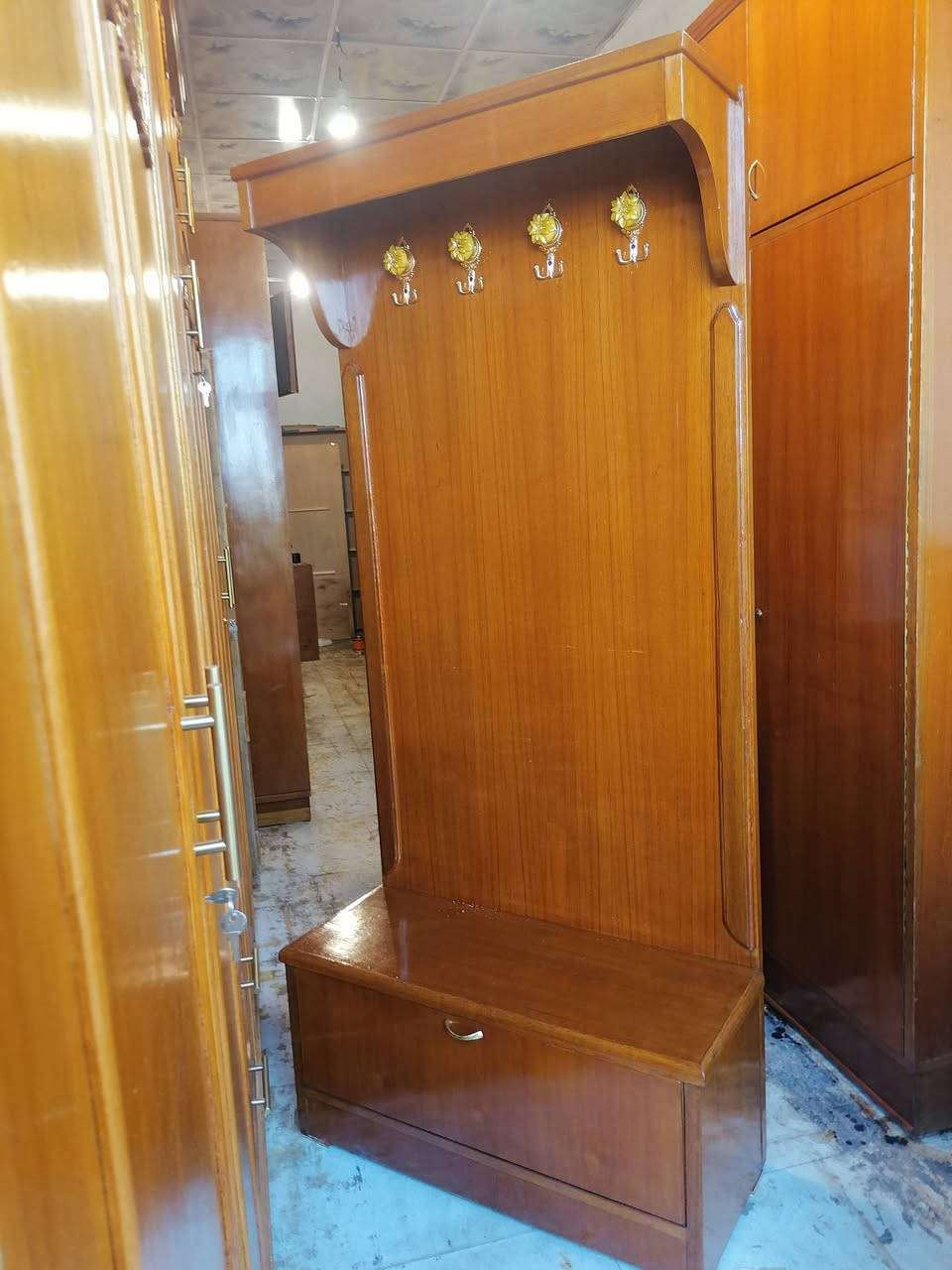 ميز تواليت نقش مع زوايه ملابس درجة أولى شغل توصيه معرض ابو حسن حي السكر مقابل ساحه غاز السكر ت *********** مستعدون لشراء غرف النوم والكناتير المستخدم
