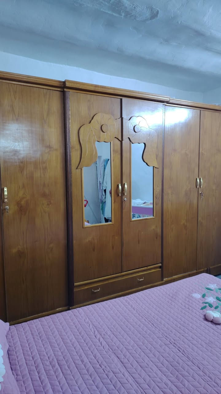 سلام عليكم غرفه للبيع سعر 700 عنوان ديالئ حمرين رقم الهاتف واتساب ***********
