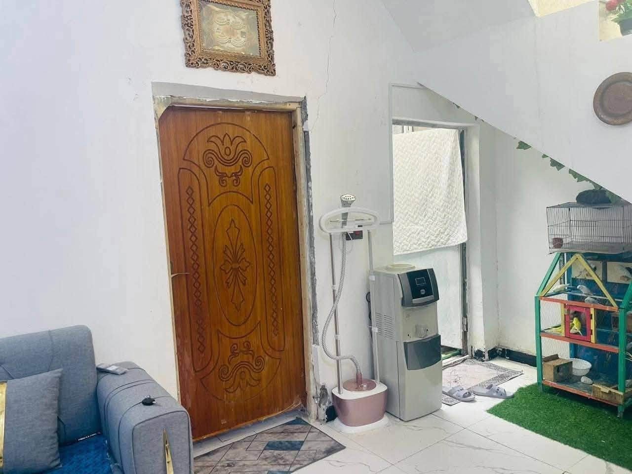السلام عليكم بيت للبيع 120 متر زراعي اسهم يتكون من غرفه وصاله مطبخ وحمام داخلي وخارجي ومنور مكانه الاسكان الصناعي شارع الحولي مقابيل بيوت نور الناظر شارع حسينيه علي الاكبر ومجمع الريان الطبي عند ال بو فياض  الرباط صب كونكريت والبناء بلوك كهربائي وعكاده السعر 55 وبي مجال جدا بسيط 
للاستفسار الاتصال ***********
