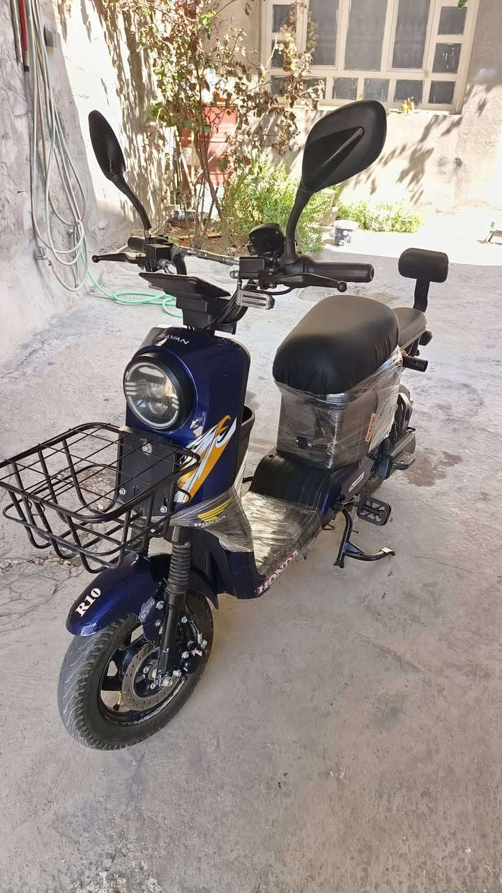بايسكل R10
مديل . 2025.
الون . ازرك .
البطاريات . 5 كبار ولي احمد.
كهرباءات كلها شغاله
البايسكل انضف من الصور 
العنوان . كربلاء الحر.
السعر .480.
للتواصل . ***********
