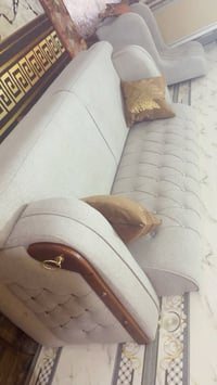 ٨ مقاعد • قماش كتان مبطن • خشب بلوك اسود