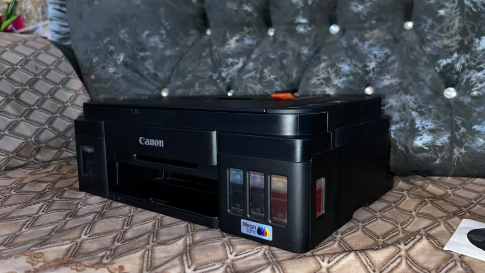 السلام عليكم إخواني الكرام…!
طابعة استنساخ حديثة مواصفات الطابعة Canon PIXMA G3416 استخدام اقل الشهر نسبة النظافة 100% شخط مابيها

النوع: طابعة متعددة الوظائف (طباعة + نسخ + سكانر) بخزان حبر قابل لإعادة التعبئة، لاسلكية، مخصصة للطباعة بكميات كبيرة.

سرعة الطباعة (تقريبية):

 • أبيض وأسود: حتى 8.8 صفحة/دقيقة

 • ألوان: حتى 5.0 صفحة/دقيقة

إنتاجية الحبر (الزجاجات المرفقة):

 • أسود: حتى 6,000 صفحة

 • ألوان: حتى 7,000 صفحة

المميزات:

 • طباعة لاسلكية (Wi-Fi)

 • دعم الطباعة من الجوال (iPhone/iPad وAndroid)

 • شاشة صغيرة لإعدادات النسخ المتعددة بسهولة

 • تشغيل/إيقاف تلقائي (Auto Power ON/OFF)

التوافق:

 • Windows
 • iPhone/iPad
 • Android

‎ دقة الطباعة لطابعة Canon PIXMA G3416:

 • دقة الطباعة القصوى: حتى 4800 × 1200 نقطة/بوصة (dpi)

 • دقة السكانر (الماسح الضوئي): 600 × 1200 نقطة/بوصة (optical)

هذه الدقة العالية (4800×1200) تعني طباعة نصوص حادة وصور واضحة، وهي مناسبة جدًا للمستندات والصور الفوتوغرافية. السعر ( 215 ) وبيها مجال حق الجية للشراي للأستفسار الاتصال على الرقم التالي ( *********** )
