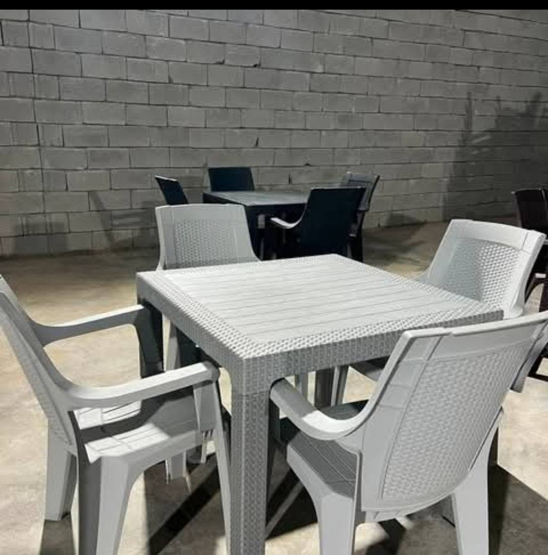 سلام عليكم ميز 80*80 بلاستيك مع 4 مقاعد سعر 55 الف 
لايوجد توصيل مكاني حي جامعه جامع نجمه 
***********
جمله +مفرد

