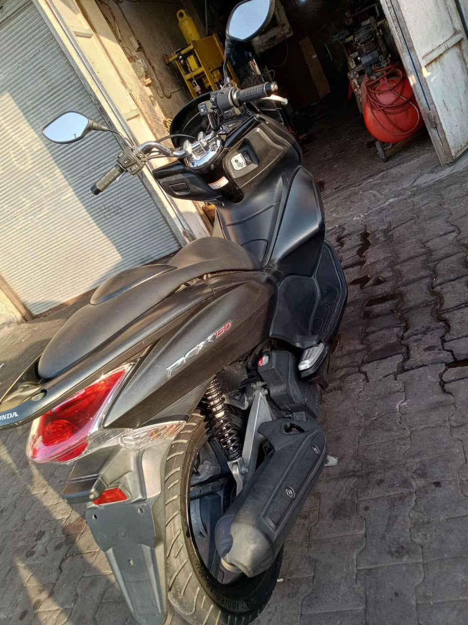 سلام عليكم PCX لبيع فقط الدراجة صالها شهرين نازلة من الرمبة ماشية 18 الف السعر16 ربع ما ينزل لئن الدراحه جديده بمعنه الكلمه لبع فقط ما اراوس العنوان حي اور امل كبر الرقم *********** لا تراسني عل مازنجر ما اجاوبك
