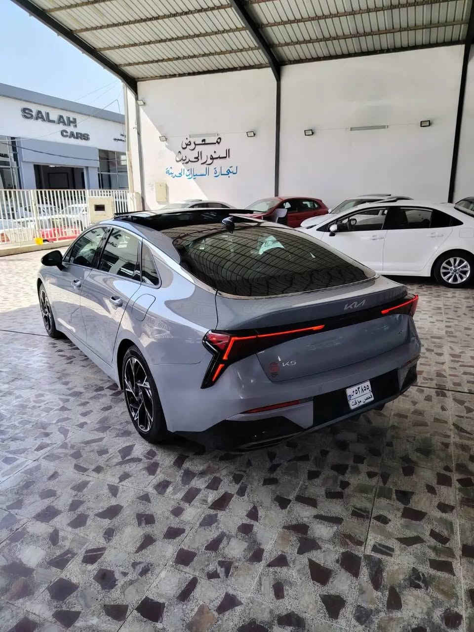 كيا K5 2026 
* الموديل: 2026
* الفئة: GT-Line
* المنشأ: أمريكي 🇺🇸
* ⁠الضرر جاملغ امامي جهه السايق مبدل اصلي  صبغ ربع باب السائق وصبغ هلال الجاملغ الخلفي فقط 
* المحرك: 2.5 لتر 4 سلندر
* الكير أوتوماتيك 8 سرعات
* نوع الوقود: بنزين
* نظام التوجيه: كهربائي
* نظام التعليق: رياضي GT-Line
* الجنوط: سبورت GT-Line
* الإضاءة: LED
* مصابيح نهارية LED
* إضاءة خلفية LED
* فتحة سقف بانوراما
* مقاعد رياضية GT-Line
* شاشة مدمجه كبيرة
* Apple CarPlay / Android Auto
* كاميرا خلفية
* حساسات ومساعدات قيادة
* مثبت سرعة
* نظام مراقبة النقطة العمياء
* تحذير مغادرة المسار ومساعد البقاء على المسار
* فرملة طوارئ أوتوماتيكية
* تحذير حركة المرور الخلفية
* تشغيل بصمة/
* مفتاح ذكي
* مكيف أوتوماتيك
* USB ومخارج شحن
* نظام صوت متعدد السماعات (بوش) مع مضخم

السيارة تترقم محافظات عدا الا قليم مجاني مجاني (دخول شهداء)

السعر 190 وببها مجال 
مكان السيارة موصل
