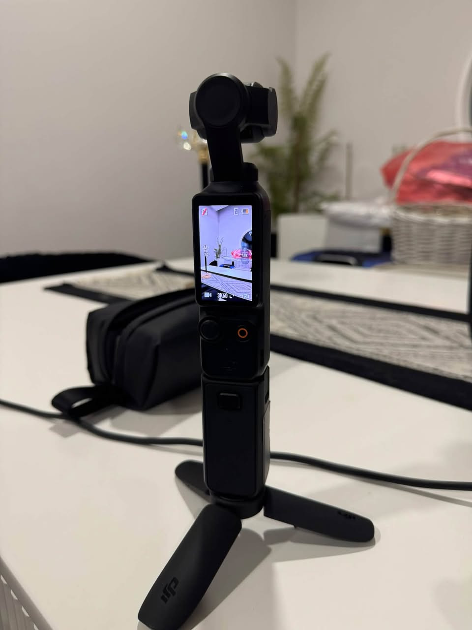 📸 للبيع DJI Osmo Pocket 3 — نظافة تامة وحالة زيرو

إذا تبحث عن كاميرا صغيرة بالحجم وكبيرة بالأداء، هاي الـ DJI Osmo Pocket 3 خيار ممتاز لصناع المحتوى والڤلوغات والتصوير اليومي.

✨ المواصفات:
• مستشعر كبير 1 بوصة لجودة ممتازة خصوصًا بالإضاءة الضعيفة
• تصوير 4K / 60fps
• تصوير 4K / 120fps للـ Slow Motion
• شاشة OLED قياس 2 إنش قابلة للدوران للتصوير الطولي والعرضي
• مثبت ميكانيكي 3 محاور لثبات عالي أثناء الحركة
• تتبع ذكي للوجوه والأجسام ActiveTrack 6.0
• حجم جيب وسهلة الحمل، مثالية للريلز والڤلوغات والمحتوى الاحترافي

📦 الملحقات:
الحافظة الأصلية + الترايبود الصغير + التوصيلات والملحقات الظاهرة بالصور.

✅ الحالة: ممتازة جدًا، نظافة تامة وبحالة الزيرو.

📍 المكان: بغداد

📞 للتواصل: ***********
