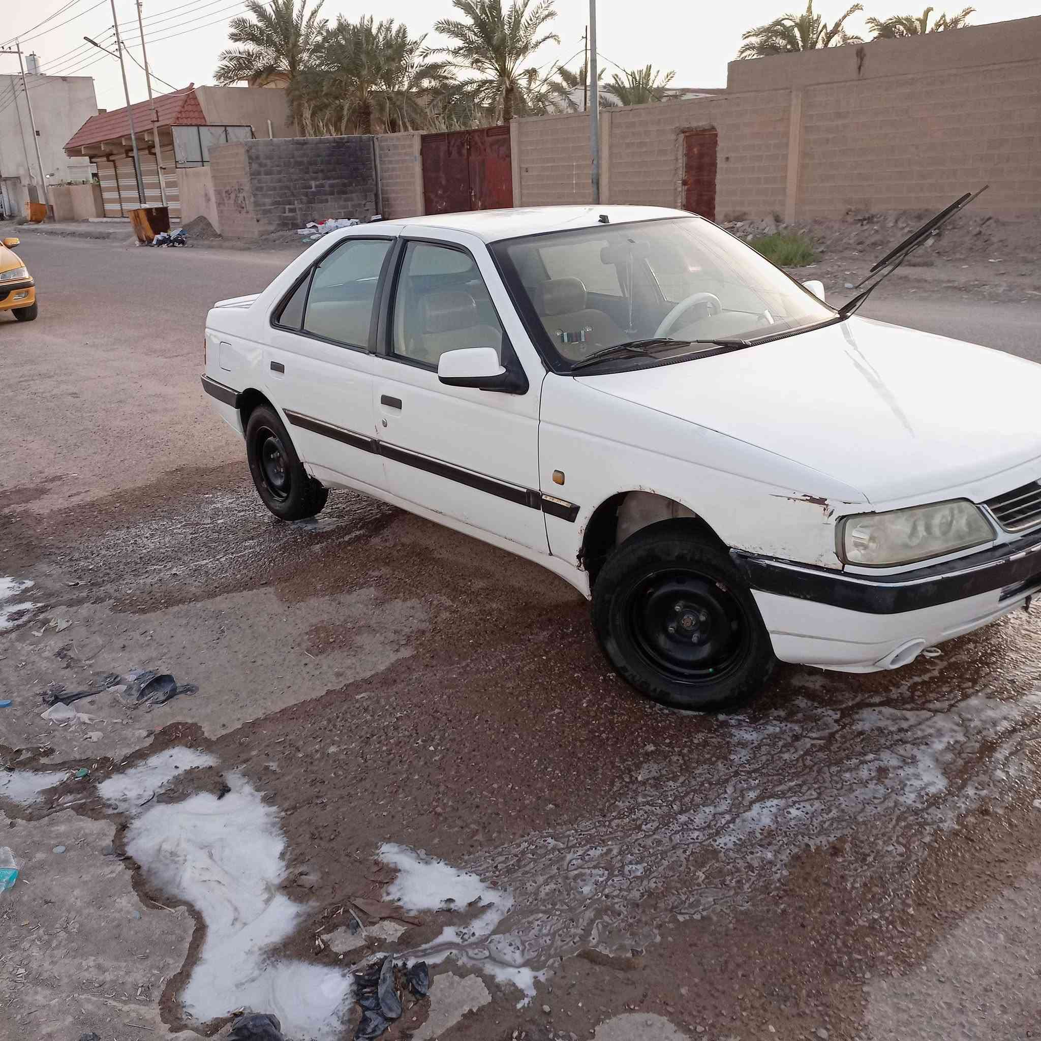 السلام عليكم 
بيجو 405 موديل ٢٠١٤ 
سنويته منتهيه شرط تحويل
مكينه كير تبريد شغال 
البدي حلو بس يحتاج ترتيب بيه خياس قليل 
سعر ٣٥ وبيه مجال للشراي 
الهاتف ***********
