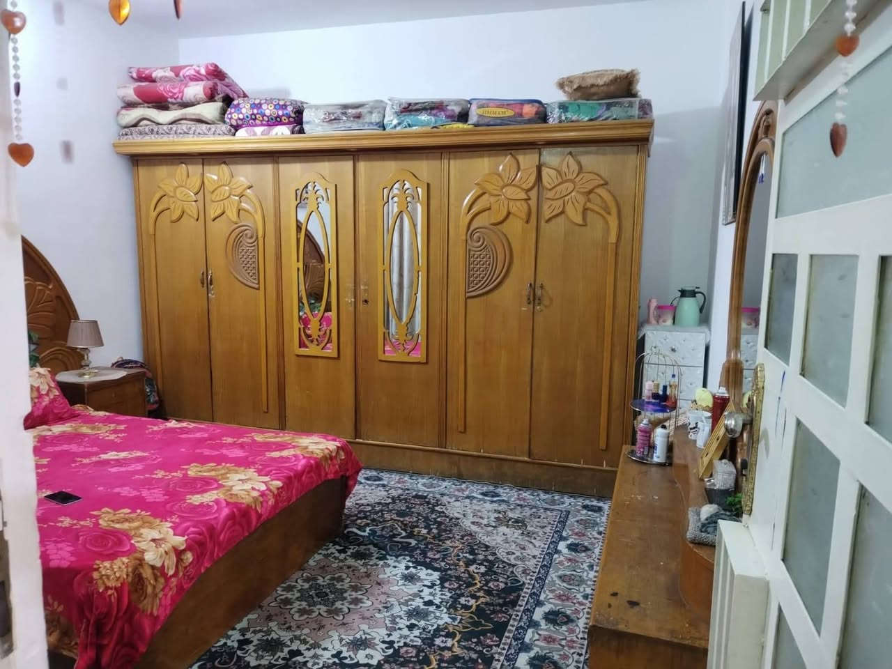 السلام عليكم بيت للبيع مساحة 110مربع يحتوي البيت على كراج كبير واستقبال وغرفه نوم وصاله كبيره وملحقاته والقاط الثاني يحتوي على غرفة وصالة وسطح السعر 90 وبي مجال العنوان بغداد الحبيبيه حي الزهراء منطقة ال 100 للستفسار الاتصال على الرقم ومتواجد واتساب ***********
