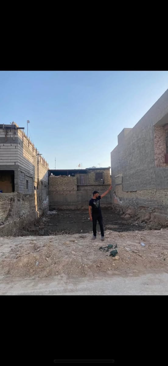 اليوم وبفضل الله 
تم تفليش وهدم بيت بمساحة 250م في القبلة حي الجامعة ونقل الأنقاض وتم قلع الارض لمستوى الارض القويه ودفنها بالجلمود والأسمنت والسبيس وحدلها طبقتين للأستفسار ***********  أو   ***********

نص مكتوب في الصور:
- ابو جود للمقاولات العامة هدم وتفليش الدور والمباني قلع الأرضيات ورفع الأنقاض بناء الهياكل حسب الطلب *********** / ***********