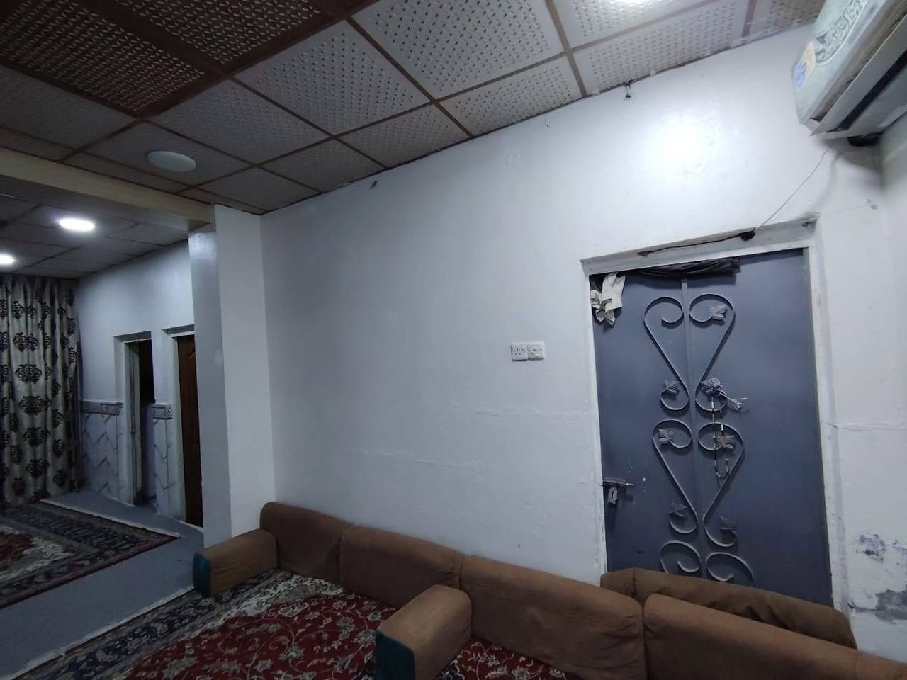 للبيع 
بيت مساحة 200متر زراعي حي الشهداء الاول على الشارع العام تبليط كامل الخدمات 
غرفتين وصاله ومطبخ وبراني وصحيات خارجيه وداخليه وكراج 
السعر 80وبي مجال 
***********
