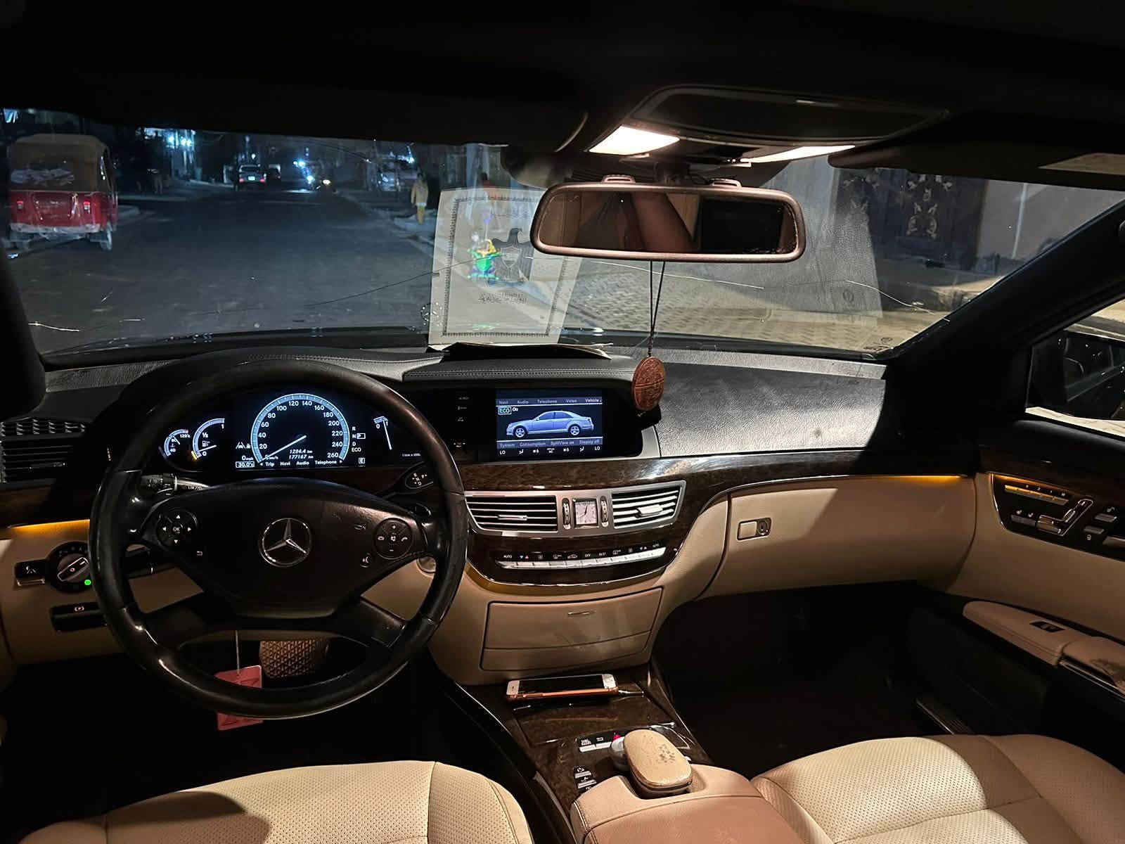 السلام عليكم للبيع فقط مارسيدس S350 لارج موديل11
المواصفات
1- باب طويله
2- ناظرور ليلي
3- بيبان شفط
4- صندوك كهرباء
5- كشن جلد
6- كشنات خزن + تدفئه +كهرباء + ميمري خزن وضعيات 
7- تحديد مسار +قياده اليه
8-تايرات 2 سايز
9- شاشة اعطال
10- تحكامت استيرن
11-لونين داخل سياره بس بلفول كلش يجي
12- بردات جانبيه وخلفيه كهرباء
13- مرايات وسطيه للراكب الخلفي
14- كشنات الخلفيه كهرباء 
15- كشنات تدفئه
16-استيرن كهرباء
17-قماره بانوراما
18- السياره بصمه + دخول ذكي
19- رادار امامي 
20- السياره خليجيه
اخوان السياره مكفوله رقم شمالي  تحويل مباشر
مكان السياره بغداد 
بيع او مراوس حسب قناعه
رقم موبايل ***********
