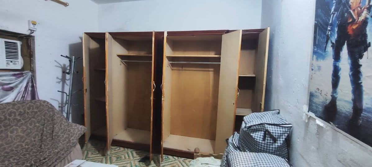 غراض بيت للبيع غرفة خشاب كاملة بس جرباية مامصورة 
خشب ثقيل قوي 
سعر 250 ألف 
بوفيه صاج ب100 ألف 
لعنوان الشافعية 

لا يوجد توصيل

