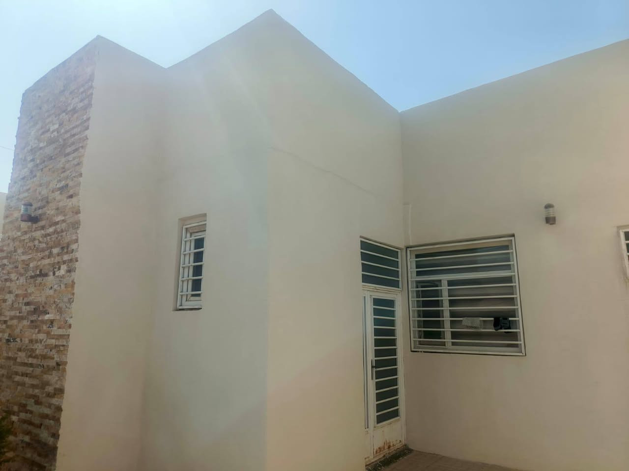 دار اعادة بيع بمجمع اللؤلؤة السكني (الأملاك)مطلوب مبادرة ٧٠مليونبقسط شهري٤١٣الف المقدم المطلوبة120مليون مساحة200م ثلاث غرف نوم استقبال صحيات مطبخ المعلومات ***********
