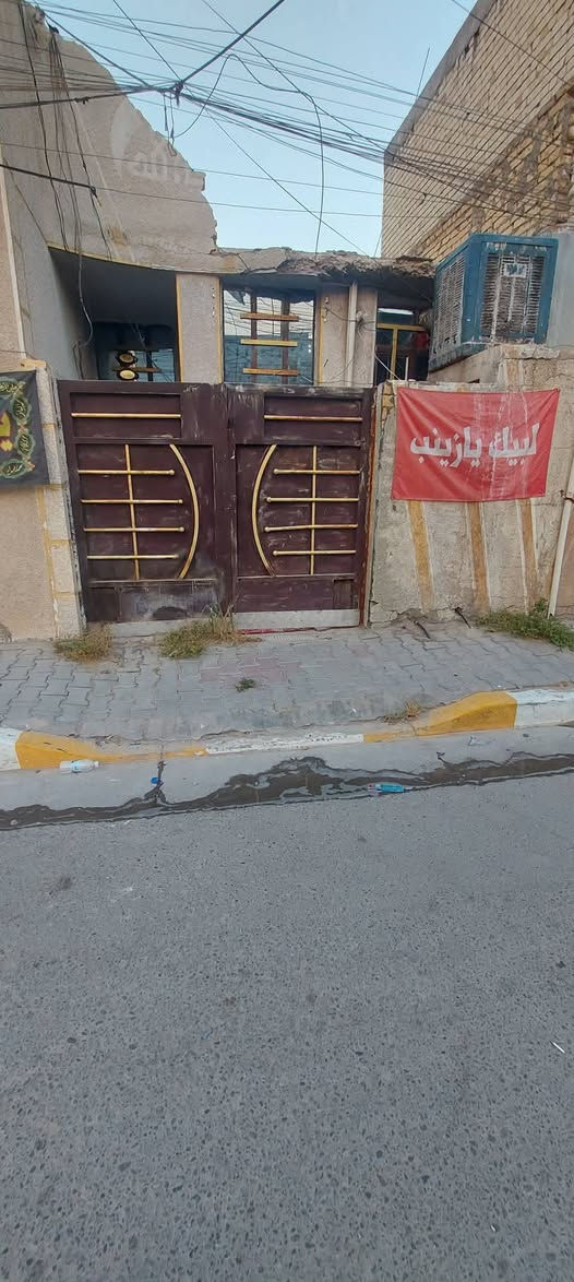 السلام عليكم بيت مساحه75متر البيت من الداخل نظيف مع ملاحظات بسيطه والسكف نظيف وعالي خلف الشارع التجاري منطقة السكلات ال12 قرب مصور نرجس ***********
