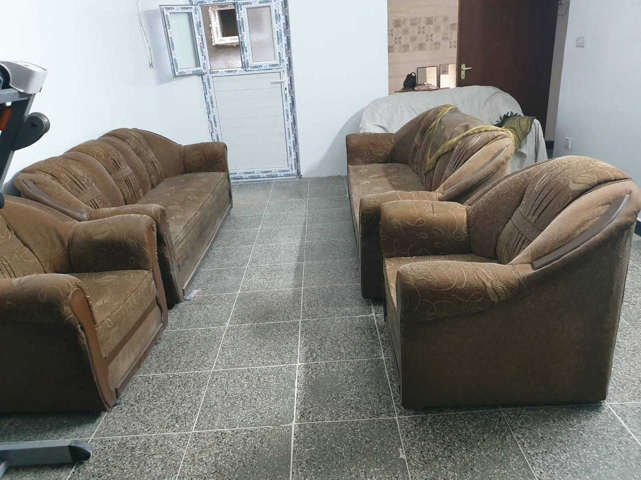 تخم قنوات مستعمل للبيع يتكون من قنفتين كبار وكرسيين مثل ما موضح بالصور والفديو . اللي يريده ينطي سعر ومكاني بغداد الرسالة الثانية هاتف ***********
