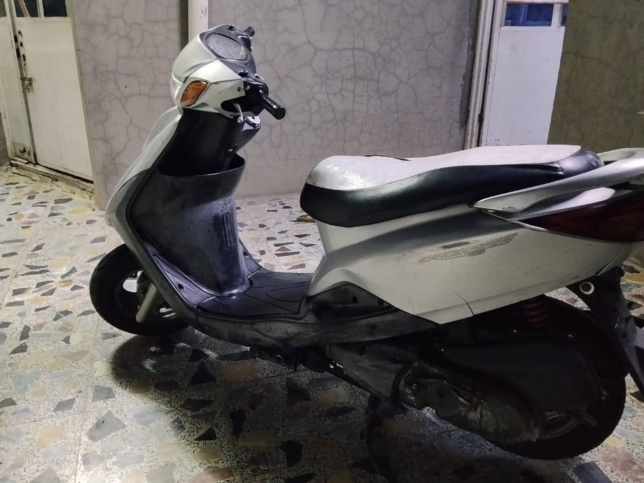 السلام عليكم دراجه بريز للبيع بلاديه كهربائيات شغاله شلعه معدل اي نقص ما بيها مكاني المدينه السعر 800 وبيها مجال بسيط ***********
