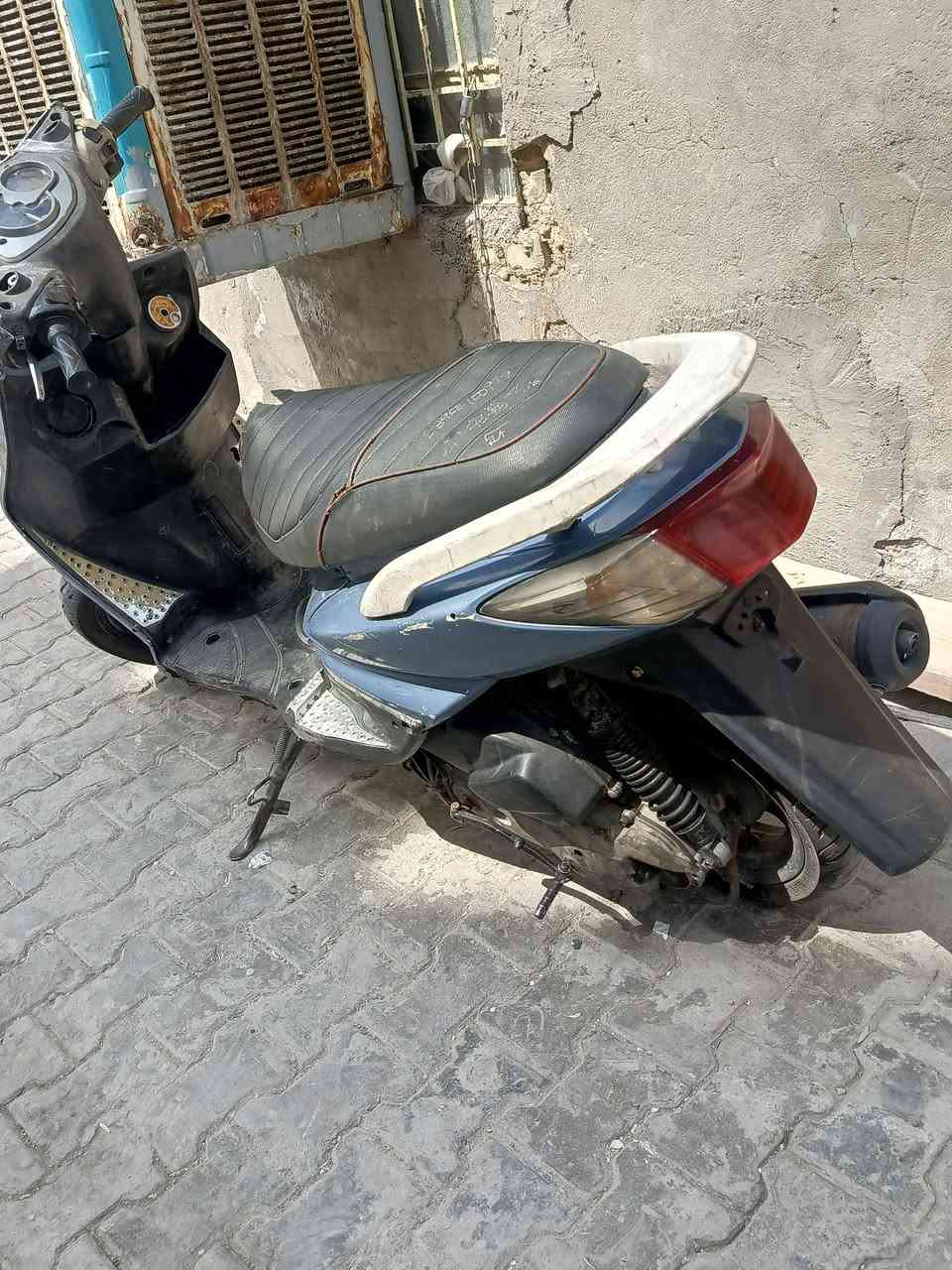 سكنز فحل شغاله بيها صوت كام شفت لو فيلس لو تبديل الدراجه لا دخان ولا نضوح  يعني  ابيع كوم حديد 250وبيها مجال بصيط مكاني الشعله ***********
