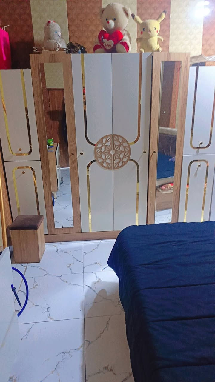 غرفه مستعمله 6 قطع بس بيها مجرات ميز تواليت سكك عطلانه السعر 200 الف
رقم ***********
