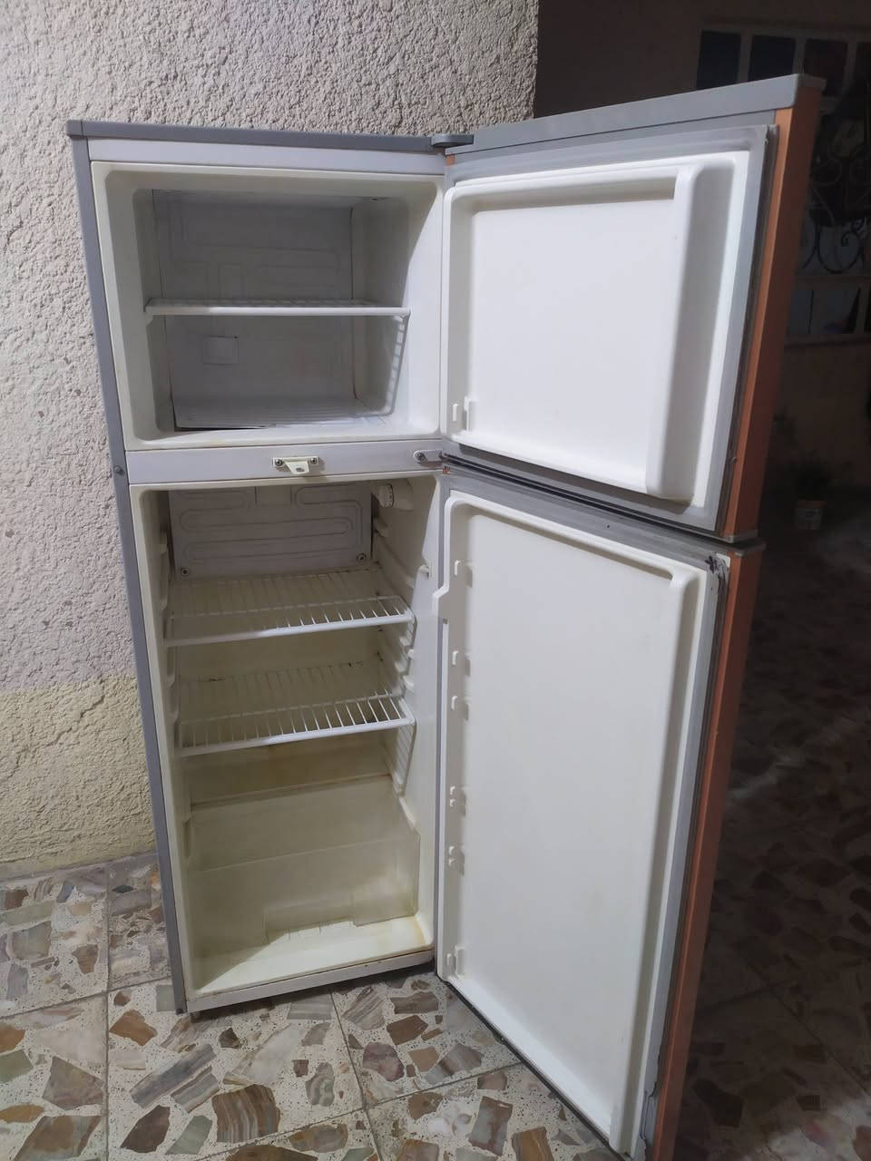 ثلاجه حجم وسط شغاله ونضيفه وتجمد فول السعر ب100الف العنوان كربلاء حي الغدير ***********

