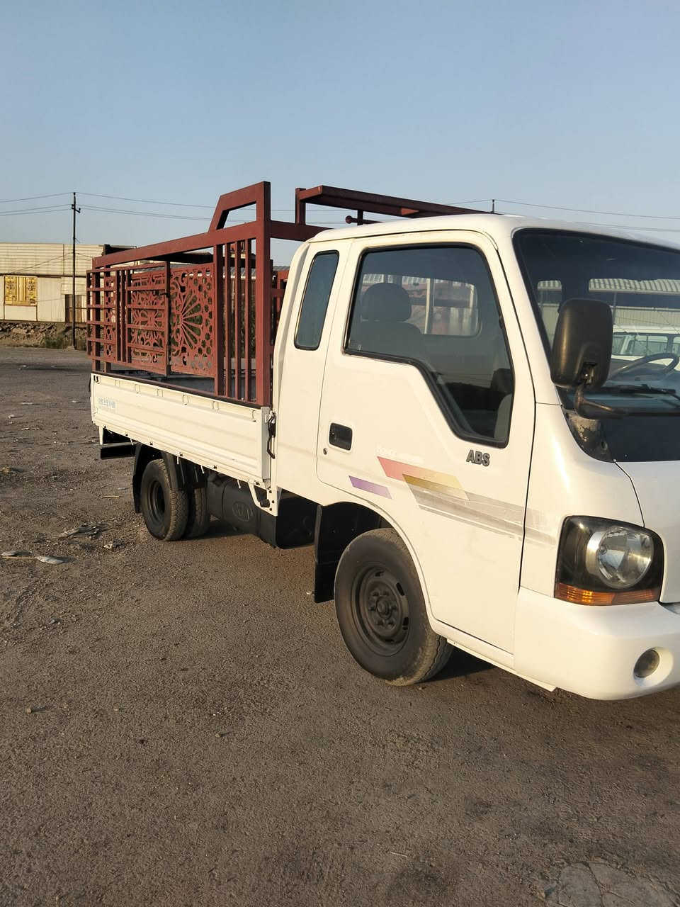 السلام عليكم 
كيا ام عيون موديل 2000 رقمها ديالى مشروع وطني 
شرط التحويل سنويا لغايا 28 سياره جديده 
مكينه 3000 سوبر جديده لا صرف ولا بخار ولا تنقيص 
وكير ومكينه واكسل جدد سياره جاهزة لشغل 
سياره تخم تاير جديد صدر جديد سياره كهربائيات شغاله 
سياره كبل لشغل جاهزه العنوان بغداد البلديات 
السعر 75 وبيه مجال بسيط الرقم ***********
