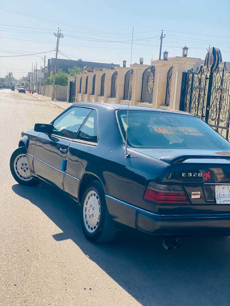 سياره مارسيدس  للبيع  او مراوس  تك باب رياضي حجمE300  موديل1990 محرك بلادي حجم320 كير بلادي حجم190 كهربائيات كلهه شغاله سيار حيل نضيفه محرك وكير كفاله رقم بغداد تحويل شوكت متريد سيارة مصبوغه جماليه ترايك وين متريد سعر 45ورقه وبيهه مجال للستفسار ***********مكان الرمادي
