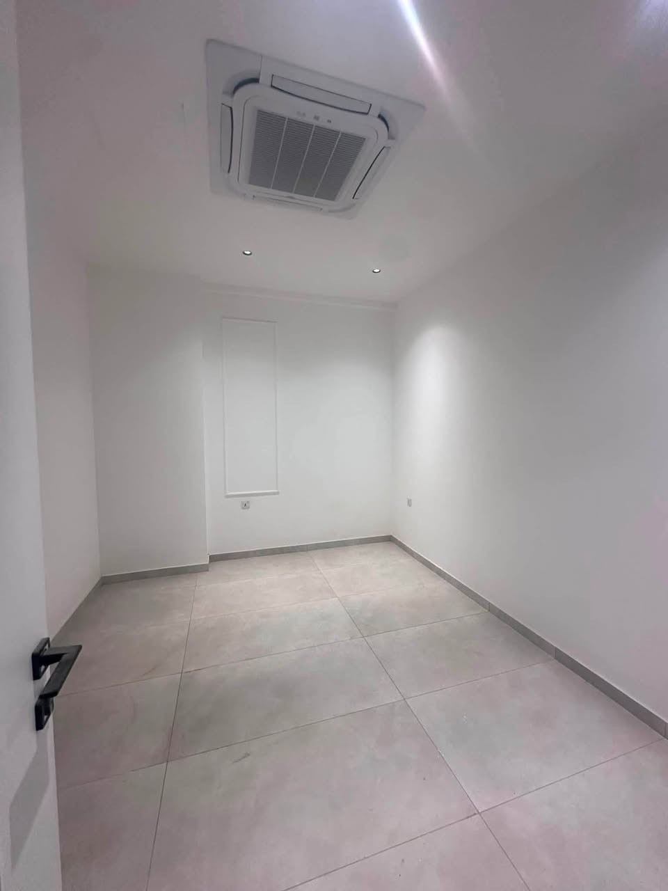 🏠 شقة فاخرة للإيجار - (زيرو / غير مسكونة سابقاً) 🏠
للإيجار، تتميز بأعلى مواصفات البناء والتصاميم العصرية (VVIP).

📌 الموقع: موقع استراتيجي ومرتب جداً، مقابيل مطعم فيتامين 

طابق أرضي بإطلالة مباشرة على الشارع العام.

📐المساحة: 120 متر مربع بتوزيع ذكي واستغلال ممتاز للمساحات.✨ 

المواصفات والخدمات الذكية:نظام ذكي: أبواب ذكية (Smart Doors) لحماية وأمان عالي.

التبريد: منظومة سبلت مركزي متكاملة (عدد 4 قطع).

المطبخ: مطبخ إيطالي راقٍ بتصميم عصري جاهز للاستخدام.

الإضاءة: إنارة حديثة متكاملة (لدات سقف مخفية وديكورات ضوئية مميزة).

اللمسات الفنية: إنهاءات معمارية وهندسة داخلية ممتازة (هندر كام ولمسات عصرية).

📞 للتواصل والاستفسار مباشر مع

المهندس مهيمن اللامي: 

***********
