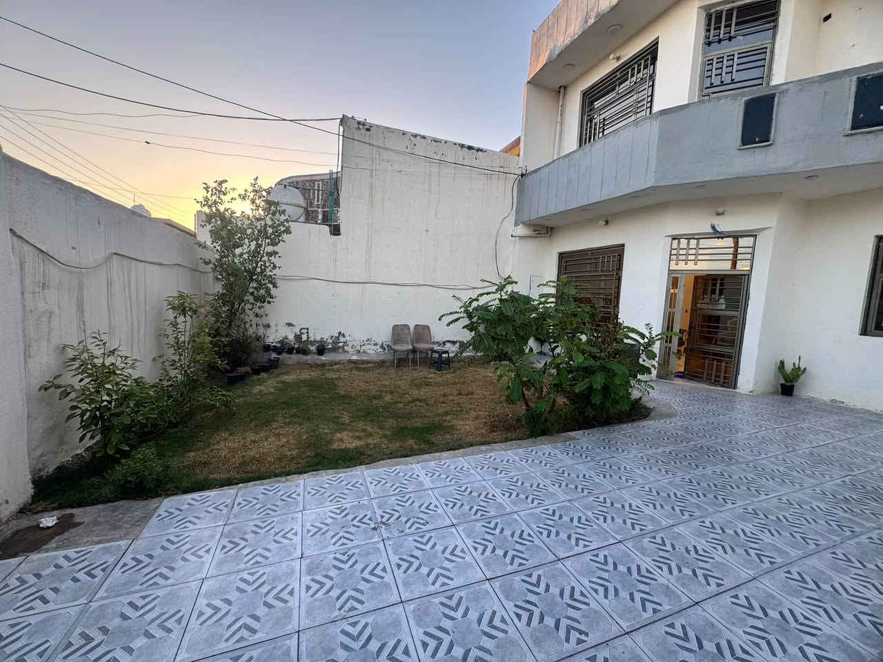 السلام عليكم
دار للبيع مساحة 300 متر طابو زراعي سند ٢٥ 
طابقين 
يحتوي على استقبال مطبخ صاله ٤ غرف نوم صحيات خارجية وداخليه 
حديقه كراج 
بيت كلش جديد 
العنوان بغداد المدائن سلمان بأك قرب تقاطع حساني 
قرب السوق 
السعر ١٤٠ مليون وبي مجال 
الاستفسار

‭***********
