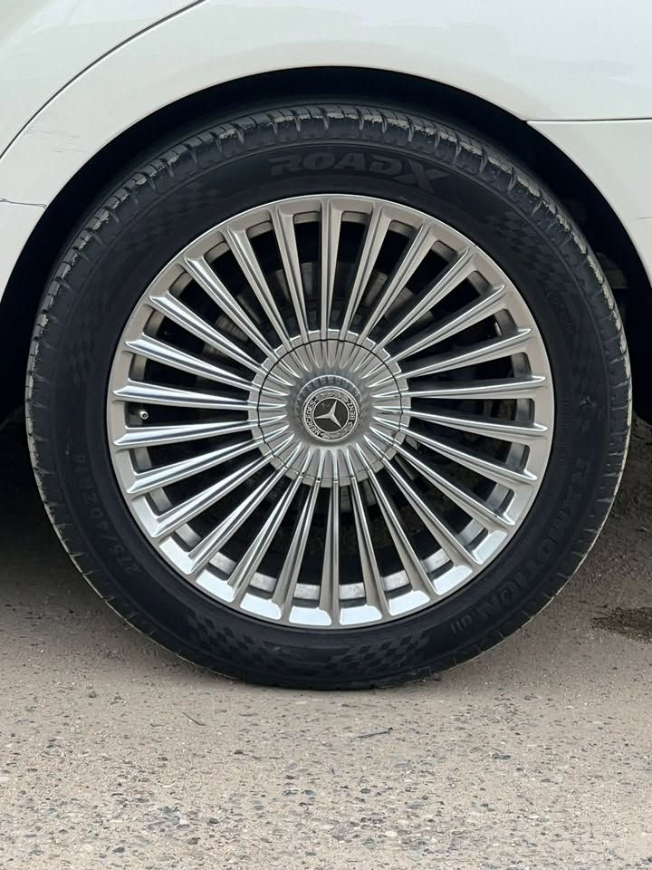 السلام عليكم مارسدس s550 موديل ٢٠١٠ سياره كفاله عامه من كصه من ضربه سياره جديده حيل فول مواصفات للاخير متومه بغداد رقم اصلي  تخم تاير تبريد جاهزه من كلشي 
سعر ٨٩ و بيهه مجال سياره خير من الله جديده حيل 
للاستفسار:***********
