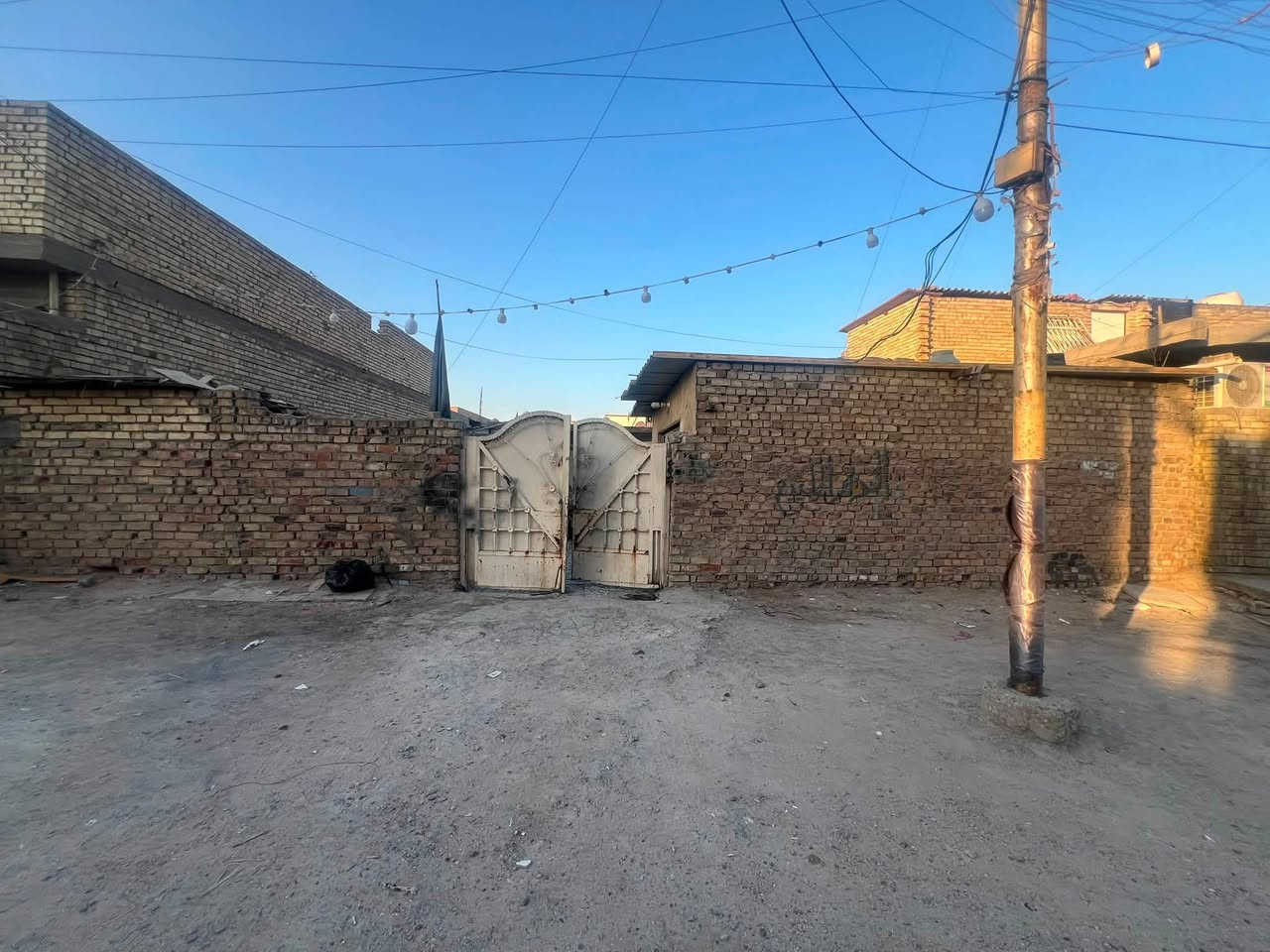 دار البيع 
بل حواسم مال عبيدي 
ثاني بيت ع تبليط بصف مدرسه صفيه 
واقع حال المساحه 225متر 

يحتوي ع غرفتين 
+ صحيات 2 
+مطبخ 9 أمتار 
+ استقبال 7امتار 
+صاله 8 أمتار 
+طرمه 10 في 8  
رقم الهاتف 
***********
