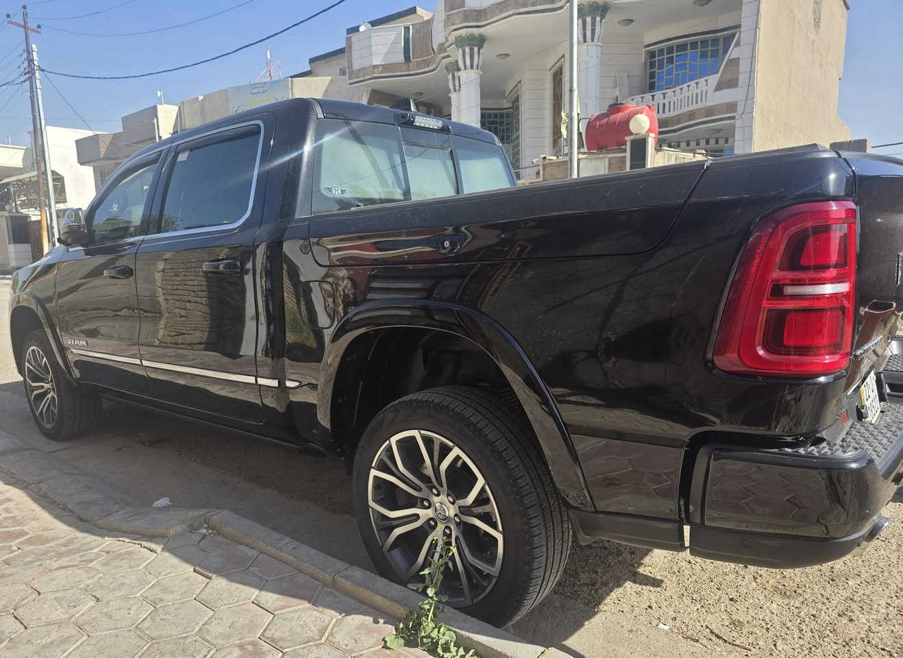 رام  تنگستن اربيل وباسمي مكفول ماشي ٣٤الف كيلووسعرها ٦٣٠ورقة وللتفاصيل ***********
الموديل: 2025 (خليجي)
المحرك: 3.0 لتر 6 سلندر (I-6) توين توربو 
القوة الحصانية: 540  
عزم الدوران (نيوتن-م): 

المواصفات: 
*نظام دفع رباعي 4 x 4 متطور 
*نظام التعليق الهوائى (جكات)
*بانوراما
*صناديق حمولة خارجية على جوانب الصندوق (رام بوكس)
*الصندوق كهربائي
*دواسات جانبية كهربائية
*ويل المنيوم قياس 22 انج 
*شاشة التحكم الرئيسية بقياس 14.4 انج مع نظام ملاحة 
*شاشة ترفيهية للراكب الامامي لمس بقياس 10.25 انج ومدخلHDMI وUSB 
*شاشة القيادة الرقمية بقياس 12 انج 
*شاشة عرض لوحة القيادة على الزجاج الأمامي (داتا شو)
*رادار مع خاصية التوقف والانطلاق 
*حساسات امامية وخلفية
*كاميرات 360 للرؤية المحيطية 
*المرآة الداخلية مزودة بشاشة لعرض الكاميرا الخلفية
*تحذير النقطة العمياء 
*تحذير الخروج عن المسار
*نظام المحافظة على البقاء فى المسار 
*نظام التعرف على اشارات المرور 
*خاصية المساعدة على التوجية فى التقاطعات لتفادى الحوادث
*نظام مانع تصادم خلفي 
*نظام القيادة شبه الذاتية
*مقصورة الركاب من الجلد الفاخر بلونين
*مقعد السائق والراكب والمقاعد الخلفية مبردة ومدفئة
*مقعد السائق والراكب مساج
 *مقعد السائق والراكب قابل للتعديل كهربائيًا بـ 20 وضعية
*مقعد السائق مزود بذاكرة لحفظ وضعيات الجلوس
*نظام ابل كار بلاى و اندرويد اوتو لاسلكي 
*نظام صوتي فاخر Klipsch Reference Premiere مع 23 مكبر صوت 1228 واط 
*دخول ذكي (بصمة)
*نظام التشغيل عن بُعد
*مصابيح أمامية أوتوماتيكية زينون مع مصابيح نهارية LED وكشافات ضباب LED 
*نظام التحكم التلقائي في الضوء العالى 
*إضاءة متحركة أمامية / خلفية خارجية
*مرايا خارجية قابلة للطي كهربائيًا مدفئة
*ماسحات زجاج أمامي حساسة للمطر
*لوحة شحن لاسلكية مزدوجة
*وضعيات قيادة متعددة 
*وسائد هوائية أمامية متعددة المراحل ووسائد هوائية جانبية ووسائد هوائية أمامية/خلفية.
