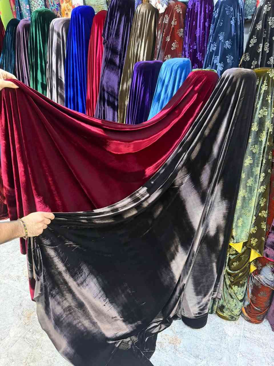 قماش ونوشه مخملي اصلي 
يصير دشاديش،فساتين،بشتات،زي كوردي
سعر القطعة ب ( 20 ) الف
حجز السريع واتساب
***********

