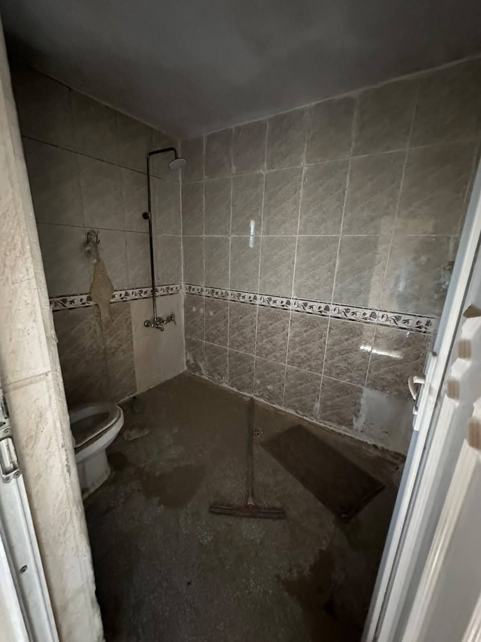 🏡 للإيجار في السيدية | عقار مميز
📍 الموقع: خلف جامعة الشعب
📐 المساحة: 150م² – طابقين تونات

✨ مواصفات العقار:
• 4 غرف نوم
• صالة
• هول
• مطبخ
• خدمات
• كراج
• تشجير خلفي 🌿

💰 بدل الإيجار الشهري: مليون ونصف دينار
🔹 مع مجال بسيط

🏢 يتوفر حصراً لدى مكتب حلم عقاري

📞 للتواصل والاستفسار:
***********

📍 مكتب حلم عقاري – ثقتكم عنوان نجاحنا
