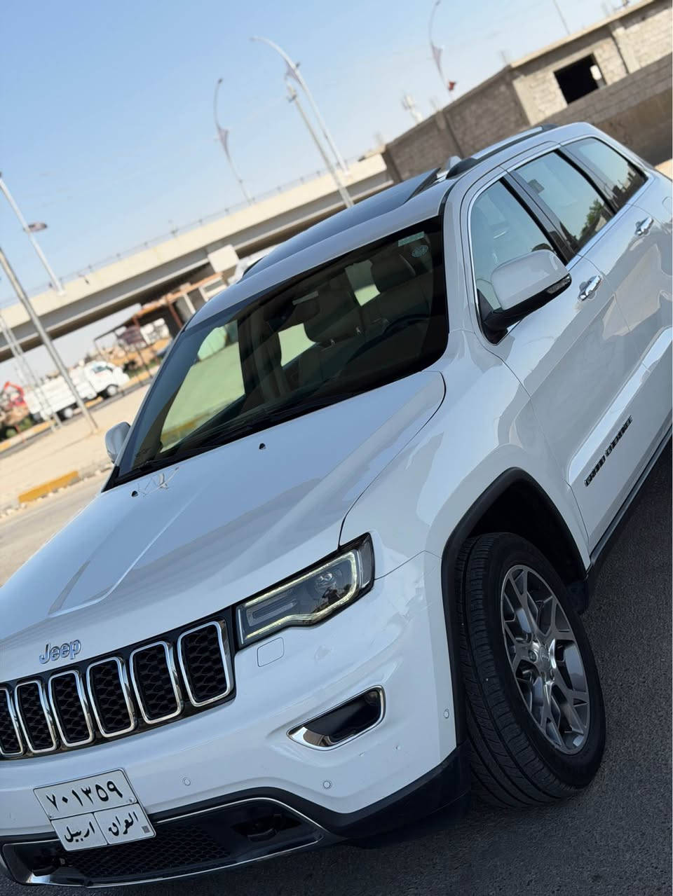 Jeep Grand Cherokee 2020 خليجي فول 1/1 - فئة / Limited Plus 
بانوراما، ويل 20 كروم، لايت عدسات LED، وحساسات امامية خلفية 
المحرك والميكانيك - وارد خليجي
•  المحرك: 3.6 لتر V6 Pentastar - 6 سلندر - 295 حصان 
•  الكير: اوتوماتيك 8 نمر ZF
•  الخليجي : راديتر تبريد اكبر، مروحة اقوى، فلتر هواء صحراوي، ودهن يتحمل حرارة
المواصفات الخارجية اللي مبينة بالصورة
•  سقف بانورامي يفتح بالكامل 
•  صندوق كهربائي يفتح بالقدم
•  لايتات زينون + LED نهاري + كشافات ضباب
•  ويل 20 انج كروم الماسي
•  دخول ذكي بصمة على 4 ابواب + تشغيل عن بعد
•  حساسات امامية وخلفية + كاميرا خلفية 
•  مرايا كهربائية بيها تدفئة وطي اوتو

داخلية الفول فول
•  المقاعد: جلد طبيعي لون بيج ، تدفئة وتبريد تدفئة ستيرن 
•  كهرباء: كراسي امامية كهرباء بذاكرة 8 اتجاهات، ستيرن كهرباء
•  الشاشات: شاشة كبيرة 8.4 انج Uconnect تدعم ابل كاربلاي واندرويد اوتو + شاشة عدادات 7 انج ملونة

انظمة الامان والرادارات 
•  رادار امامي + مانع تصادم اوتوماتيكي + مثبت سرعة متكيف
•  مراقبة النقطة العمياء + تنبيه حركة خلفية 
•  تحكم على المنحدرات Hill Descent Control
•  8 ايرباك، نظام ثبات ESP، مانع انزلاق، ABS، حساس ضغط اطارات، نظام تنبيه السائق
———
جامرلغ طرف سايق صبغ و ربع بونيد مصبوغ بدون دواخل
اي استفسار ***********
مكاني كركوك كركوك, العراق

