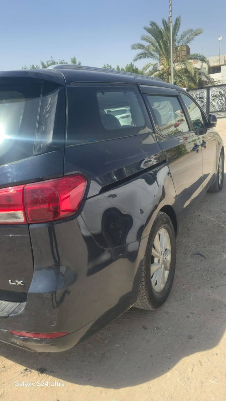 السلام عليكم سياره سيدونا 2017 فئة LX فول مواصفات رادار تحكم ستيرن تحديد مسار حساسات كامره ابواب كهرباء حادث كشنات جلد تدفئه كشنات وبردات وباقي المواصفات الي متعارف عليها صور الحادث مرفقه رقم نجف انكليزي مكان السياره نجف
 السعر ١٧٥ بيها مجال قليل
 اي استفسار *********** - ***********

